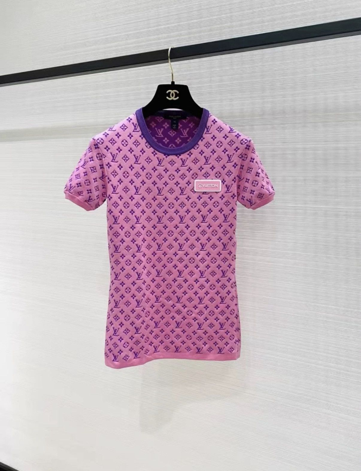 Louis Vuitton Louis Vuitton Hot Pink All-Logo Short Sleeve T-Shirt J33 Size XS / US 0-2 / IT 36-38 - 1 Thumbnail