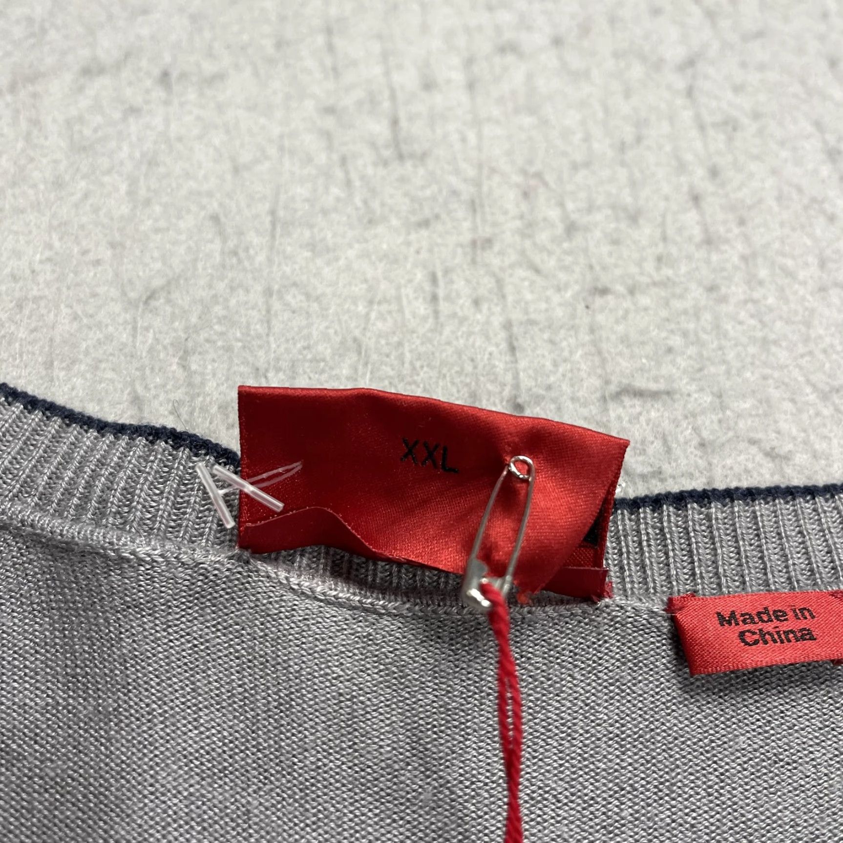 Hugo Boss HUGO BOSS Sweater Mens 2XL Gray Silk Cashmere V-Neck Lightweight Knit Pullover Size US XXL / EU 58 / 5 - 5 Thumbnail