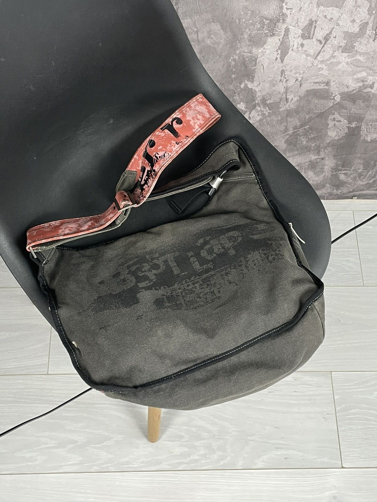 Japanese Brand × Le Grande Bleu (L.G.B.) × Marlboro Vintage Marlboro Y2K Zip sling bag Crossbody Archive Size ONE SIZE - 9 Thumbnail
