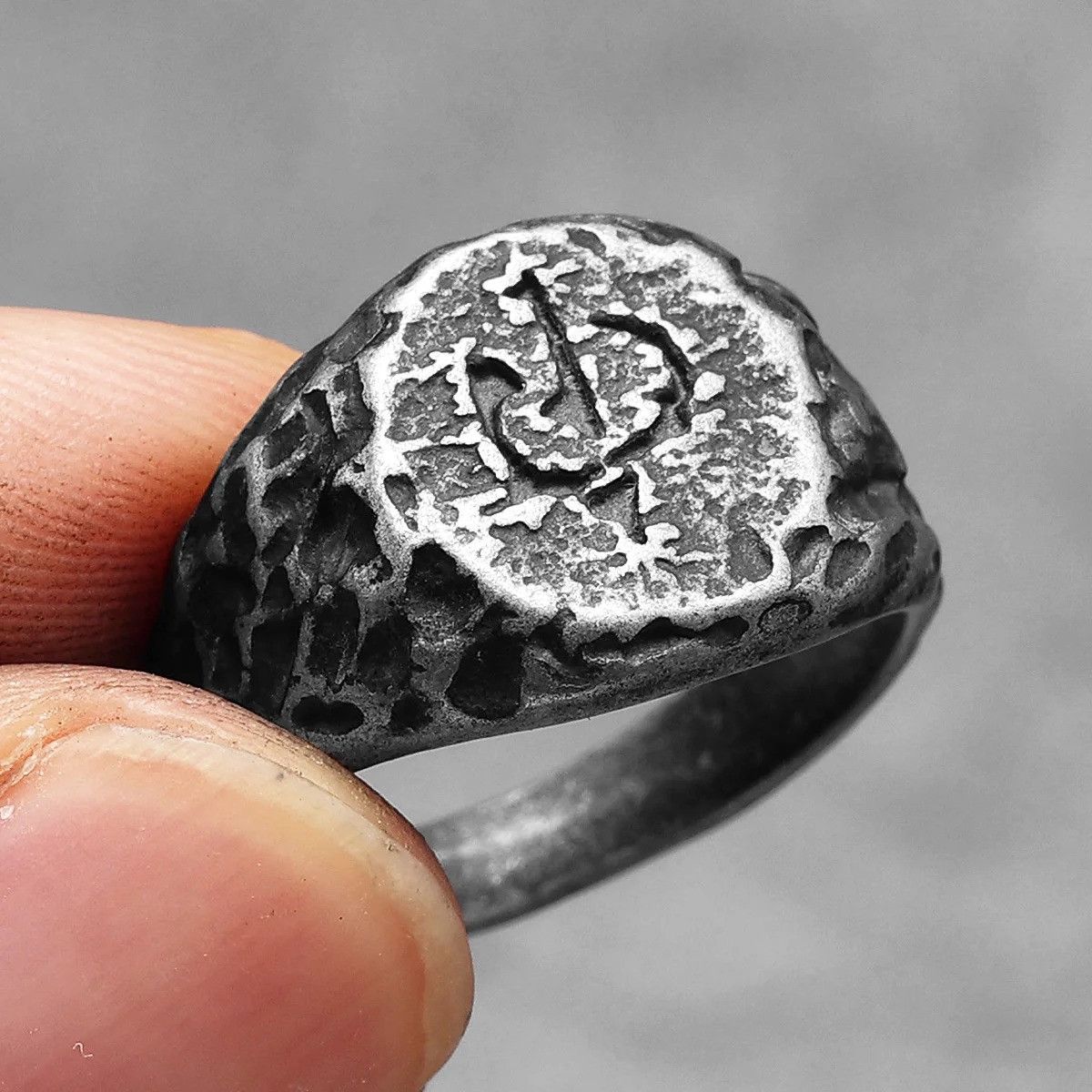 Vintage Vintage Black Damaged Crater Men Ring Size ONE SIZE - 2 Thumbnail