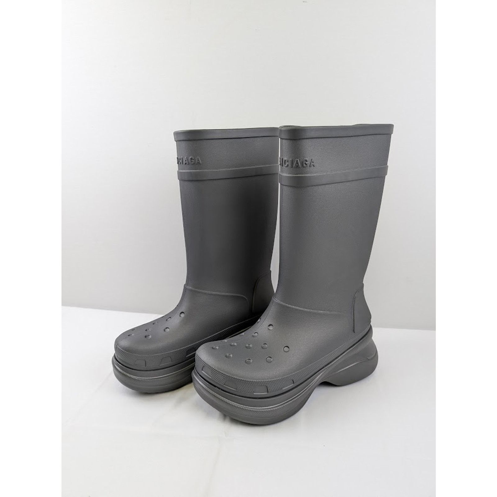 Balenciaga o1rshd1 Crocs Rubber Boots in Grafite Size US 10 / EU 43 - 11 Thumbnail