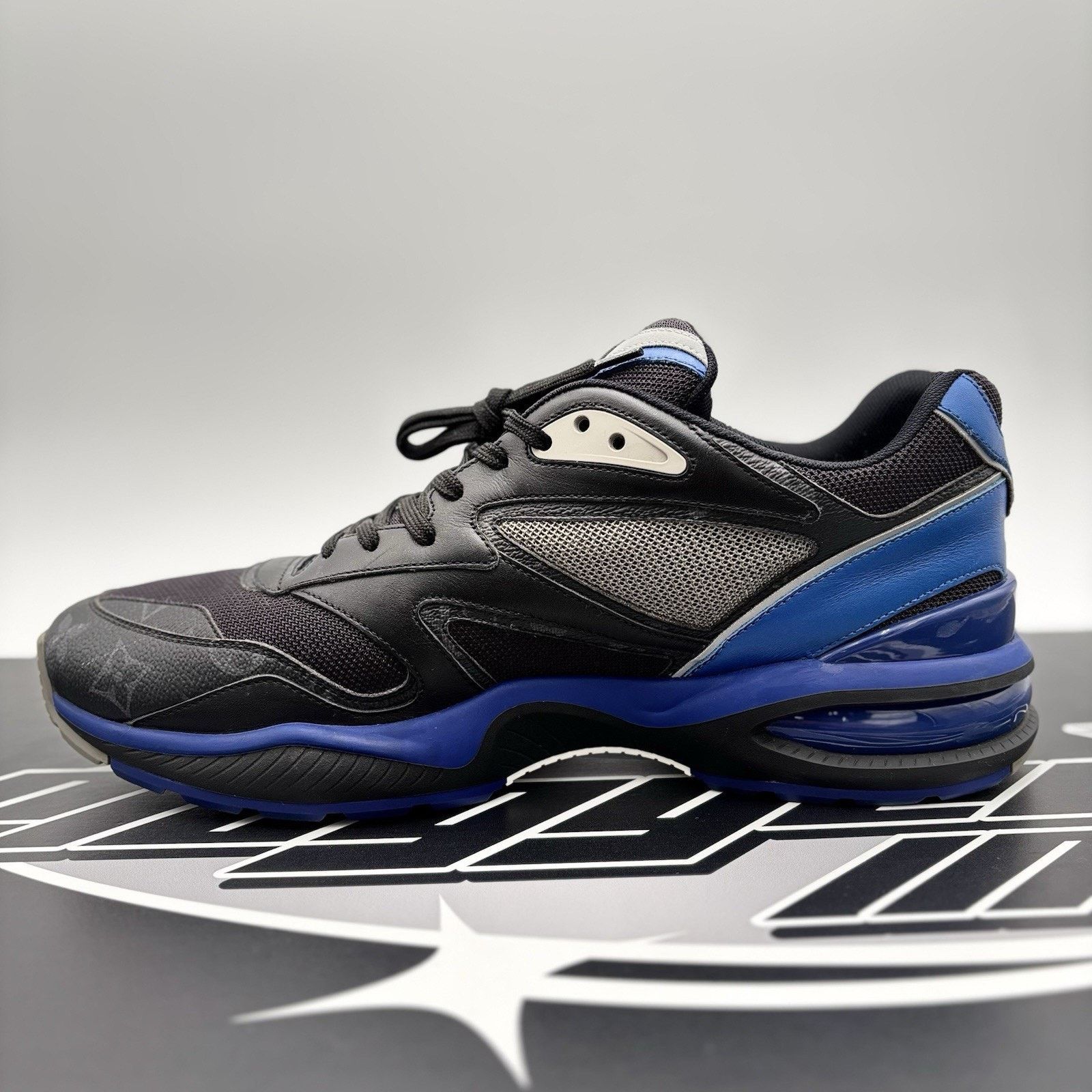 Louis Vuitton (10-10.5) Louis Vuitton Trail ' Monogram Blue '| SUPER CLEAN Size US 10 / EU 43 - 4 Thumbnail