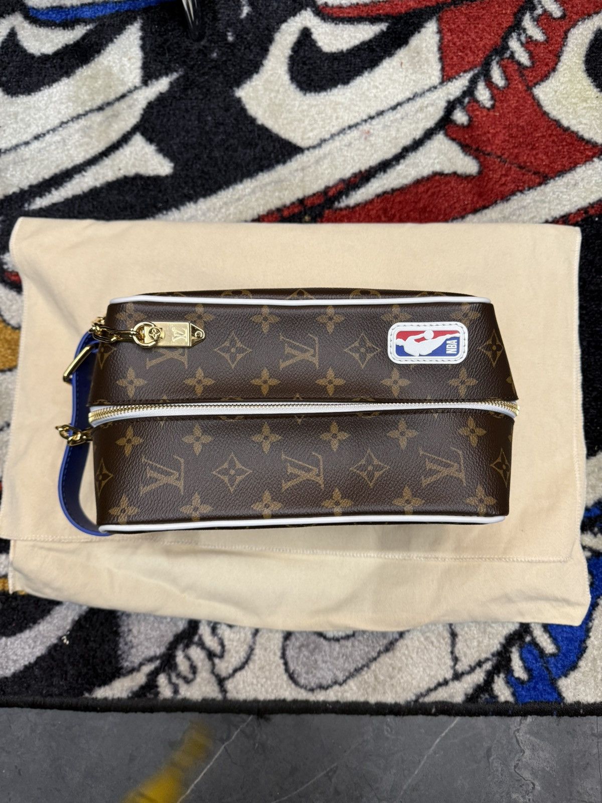 Louis Vuitton × NBA Louis Vuitton x NBA Cloakroom Dopp Kit Monogram Size ONE SIZE - 2 Thumbnail