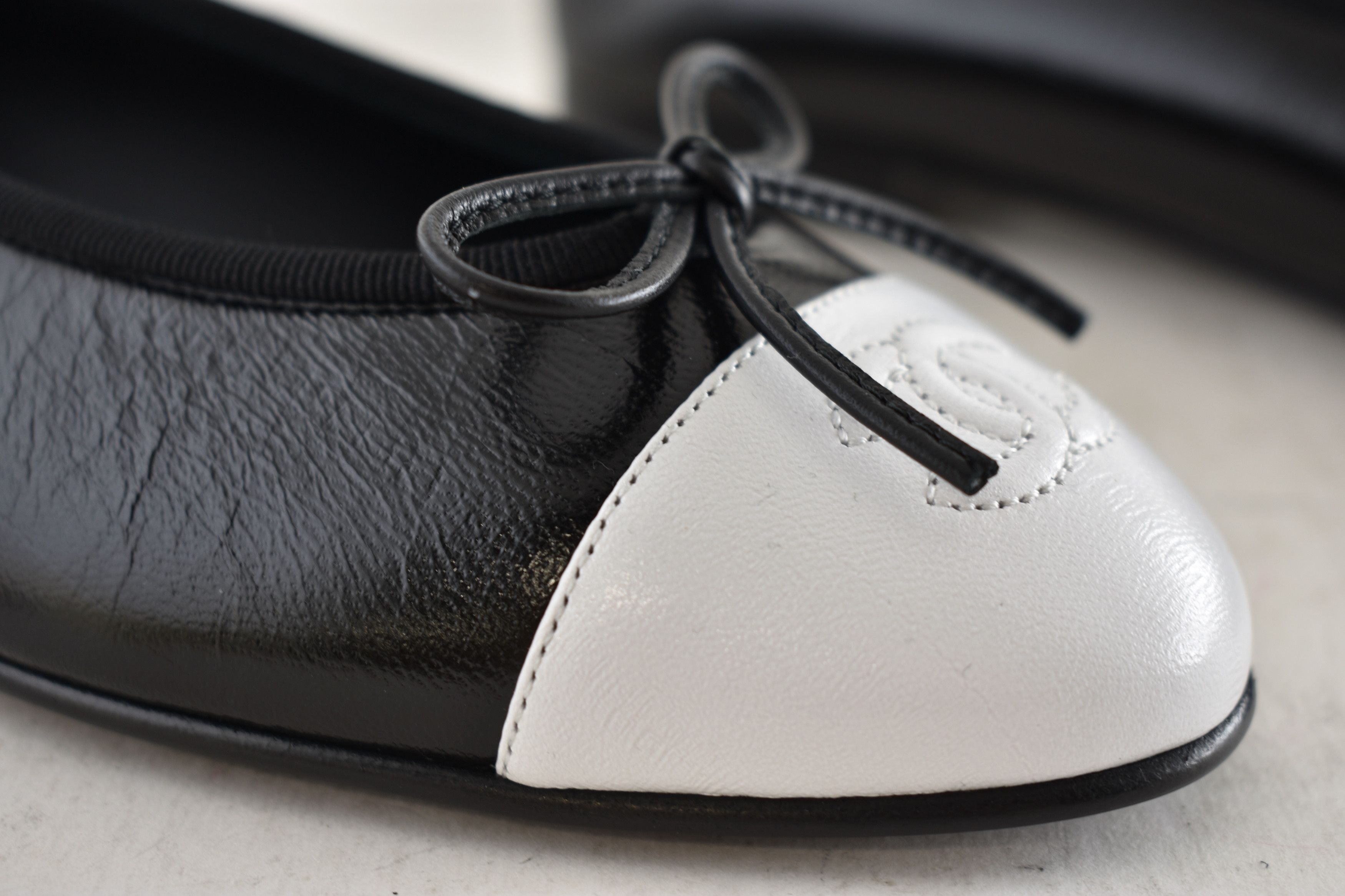 Chanel 26S White Crumpled Shiny Lambskin Ballet Ballerina Flat 35.5 Size US 5.5 / IT 35.5 - 9 Thumbnail