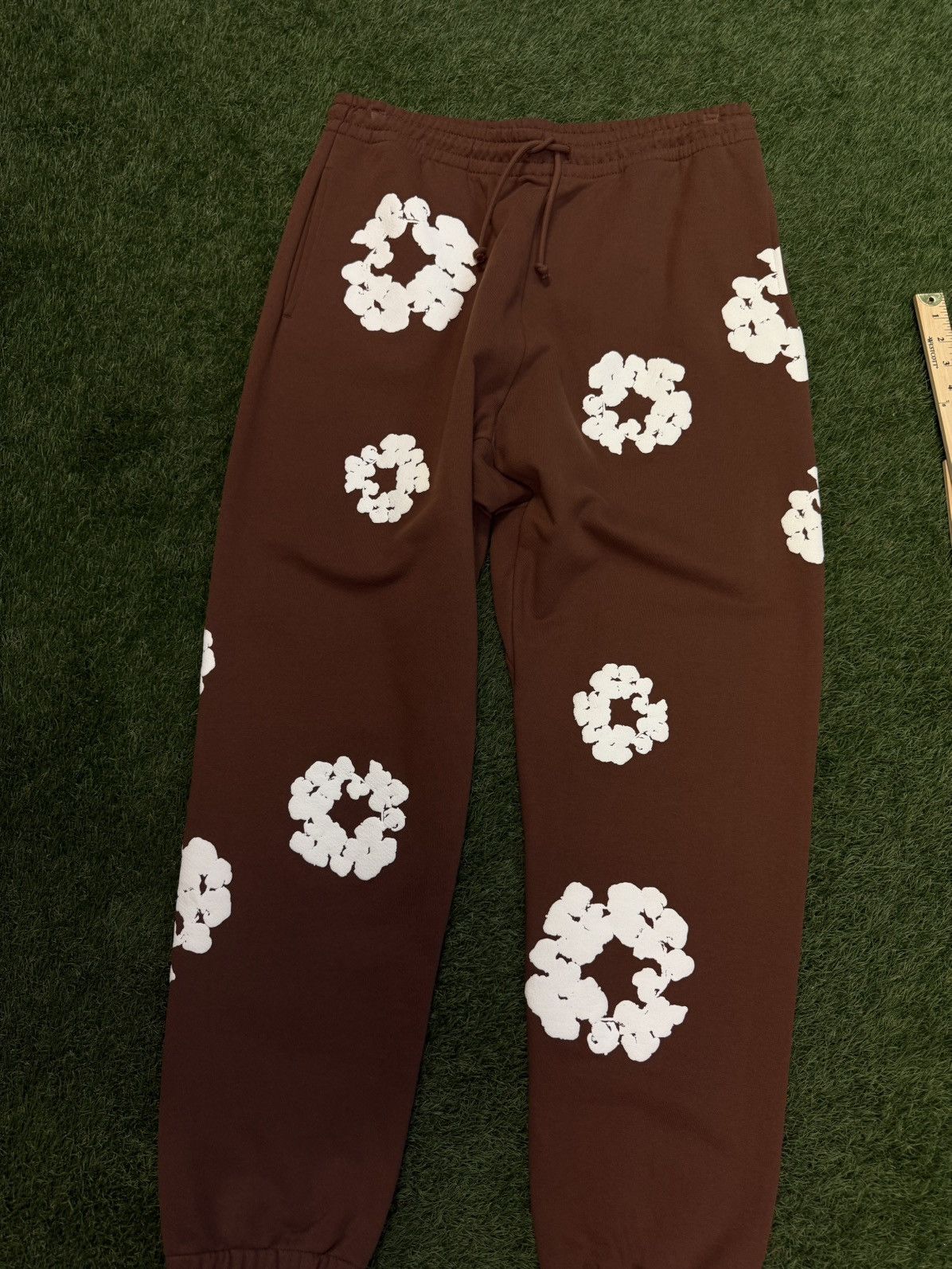 DENIM TEARS Denim Tears Cotton Wreath Sweatpants Size XL (NEW) Size US 34 / EU 50 - 4 Thumbnail