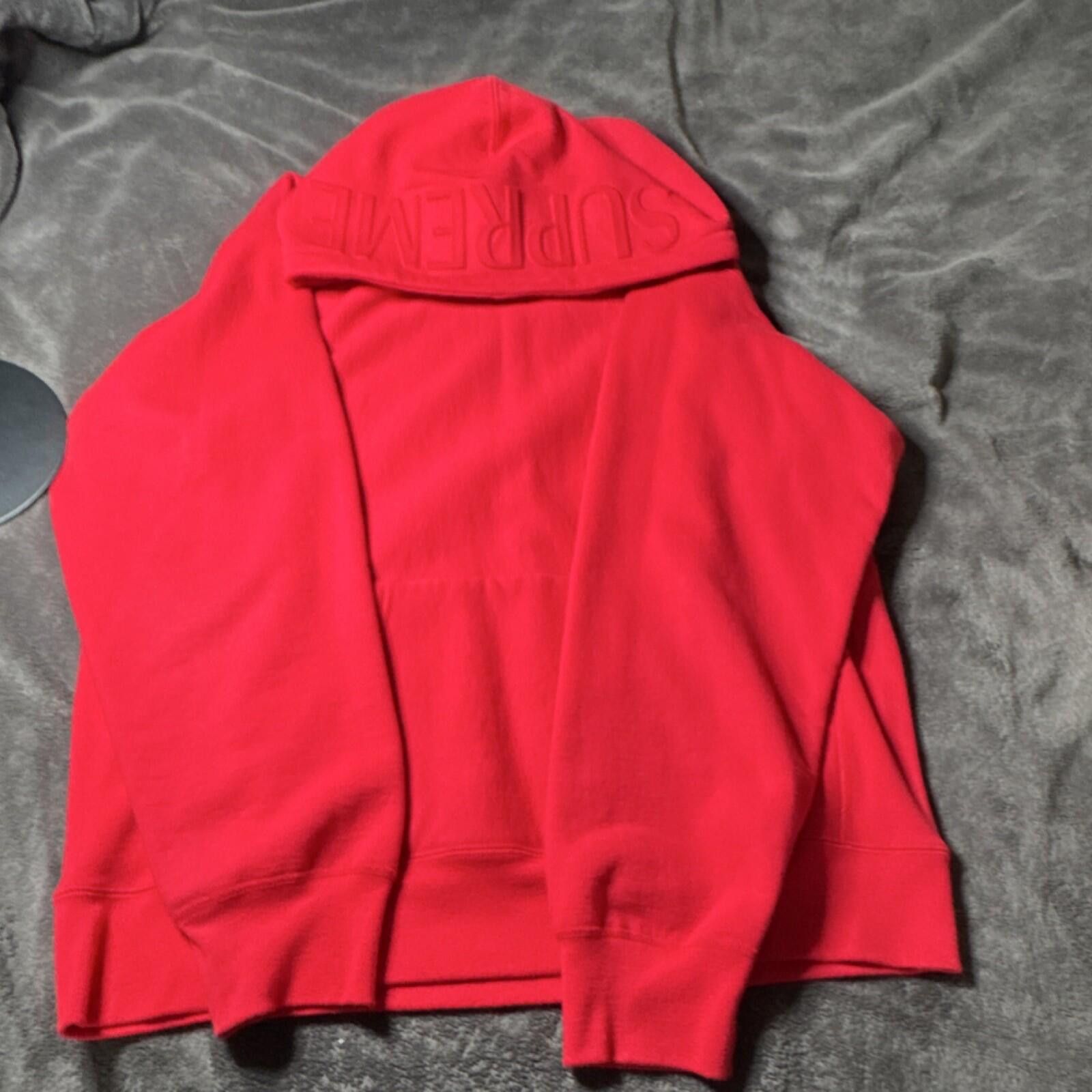 Supreme Supreme Embossed Logo Hooded Fleece Sweatshirt FW17 Red XL Size US XL / EU 56 / 4 - 3 Thumbnail