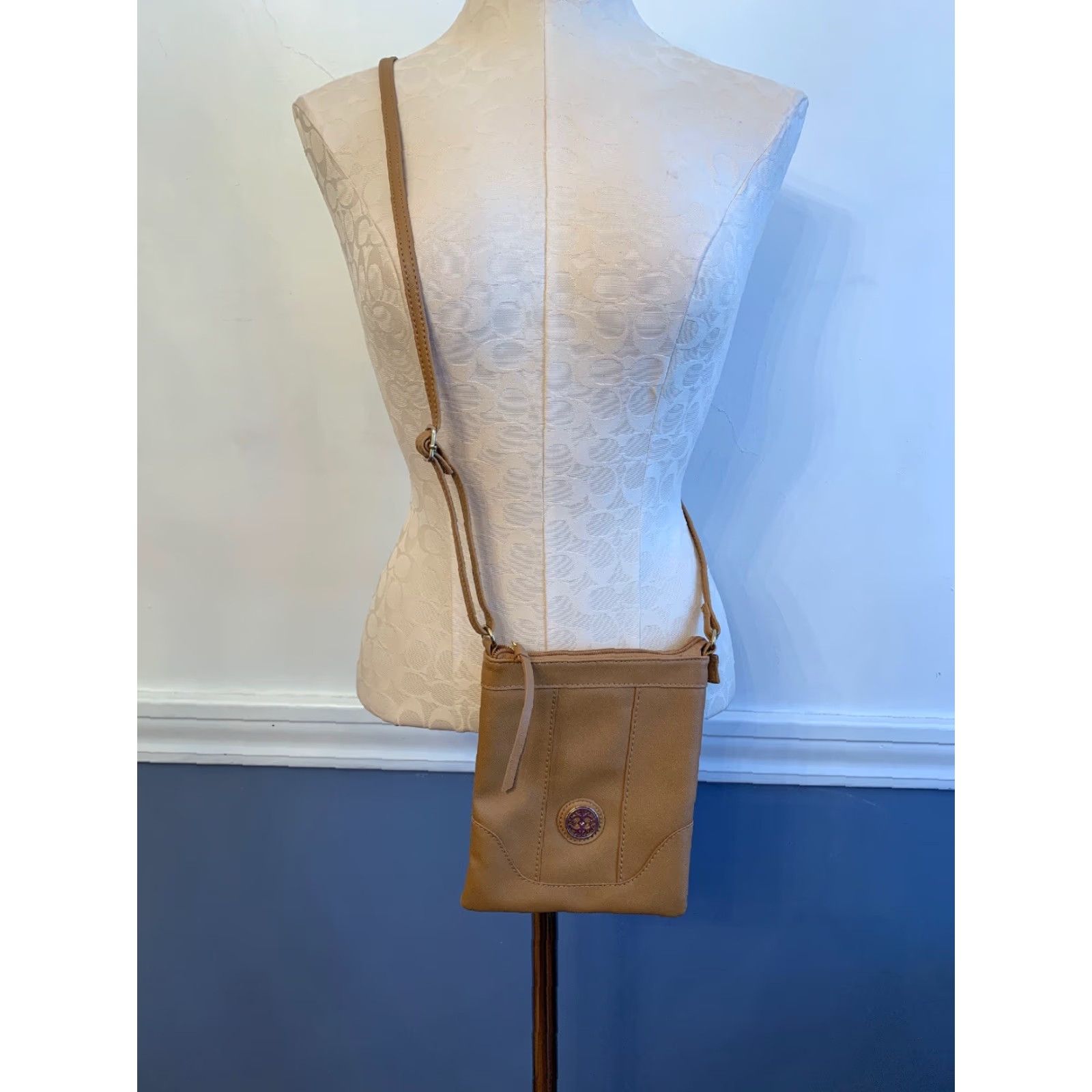 Vintage VINTAGE Light Brown Crossbody Handbag Faux Leather Goldtone Medallion Adjustable Strap Size ONE SIZE - 5 Thumbnail