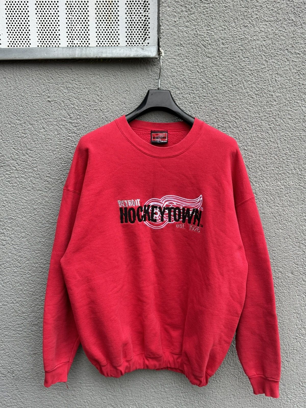 NHL × Vintage Vintage Red Wings Hockeytown Sweatshirt XL 90s NHL Size US XL / EU 56 / 4 - 1 Thumbnail