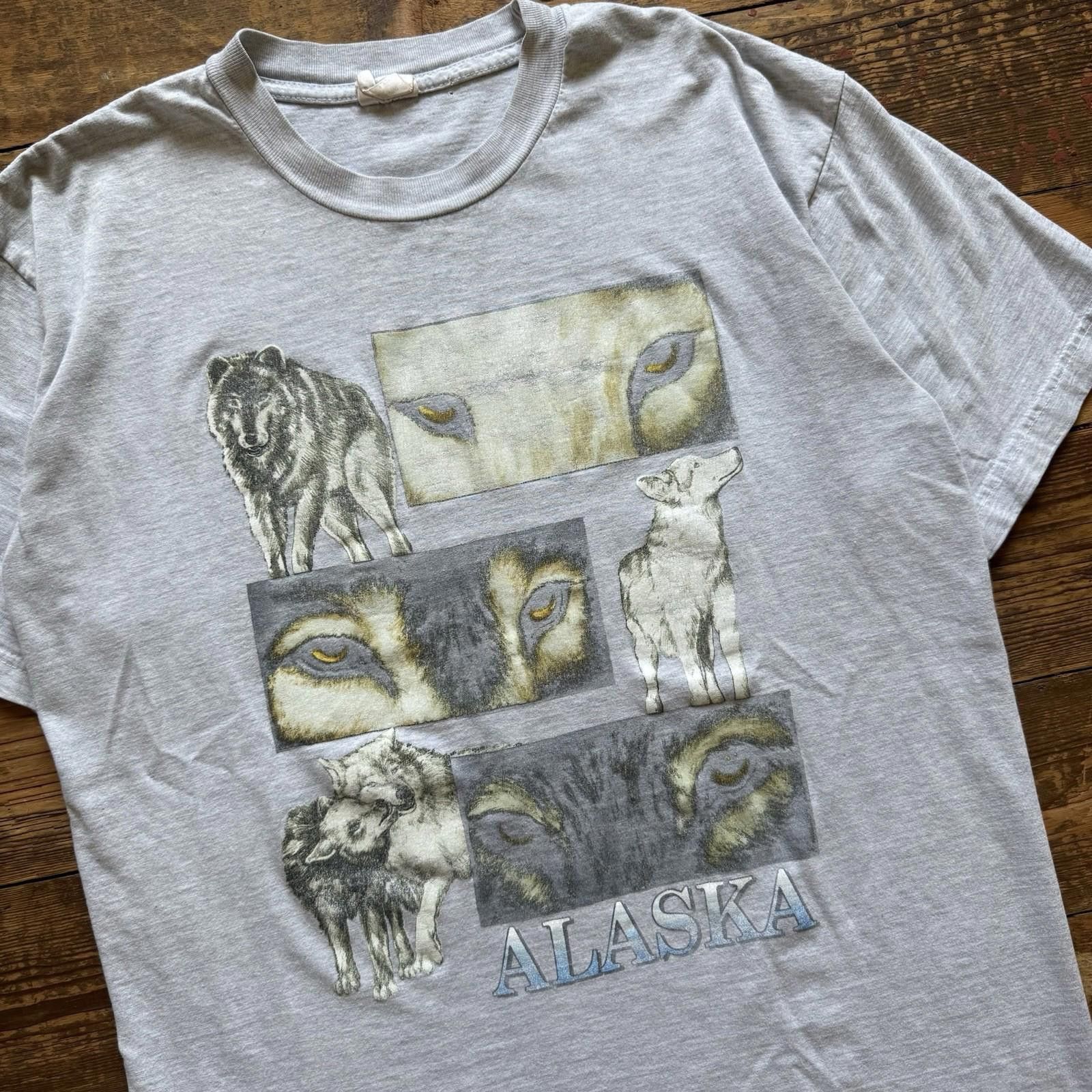 Vintage Vintage 90s Alaska Wolf T Shirt Size US L / EU 52-54 / 3 - 1 Thumbnail