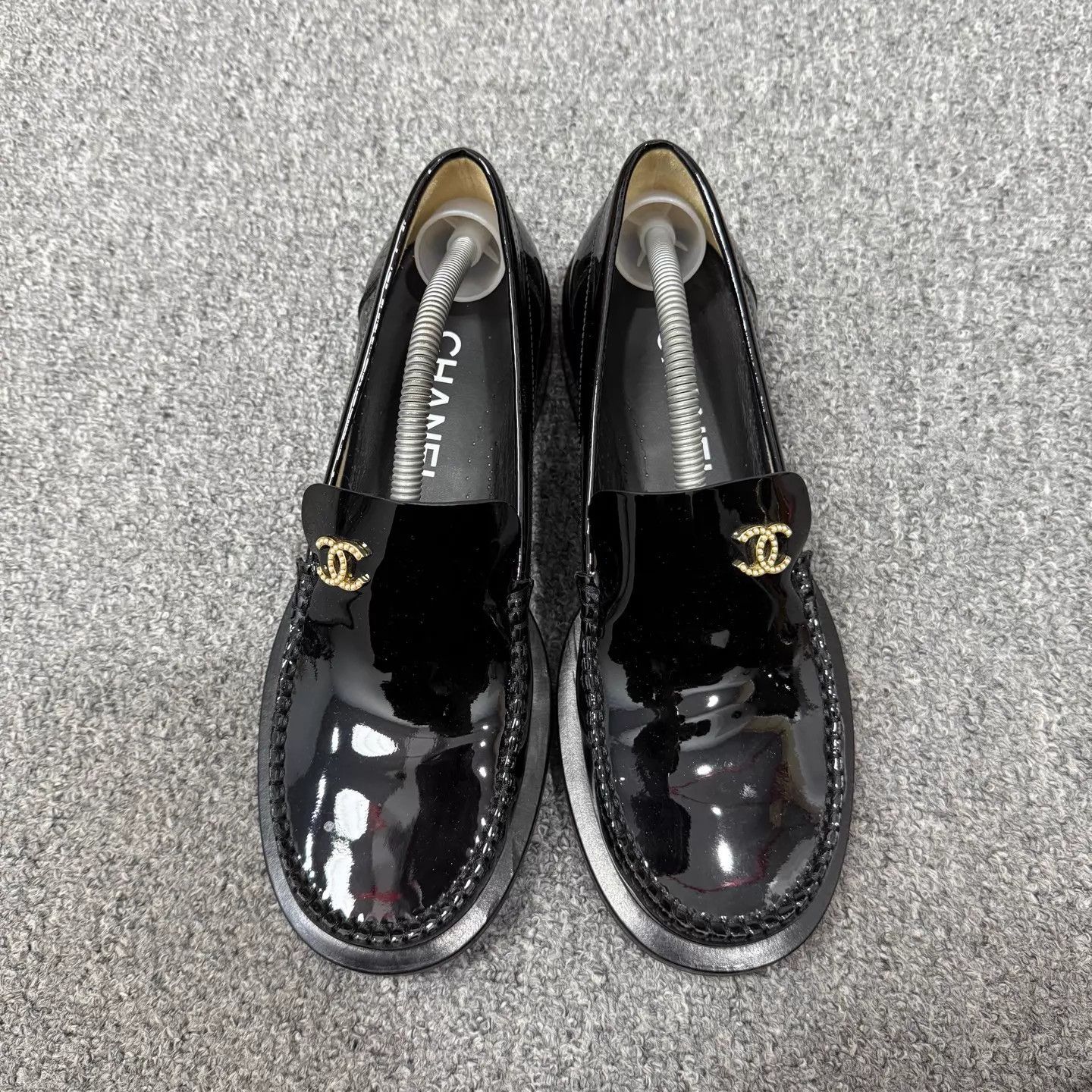 Chanel Chanel Pearl Logo Black & Gold Patent Leather Loafer EUR 38 Size US 7.5 / IT 37.5 - 2 Thumbnail