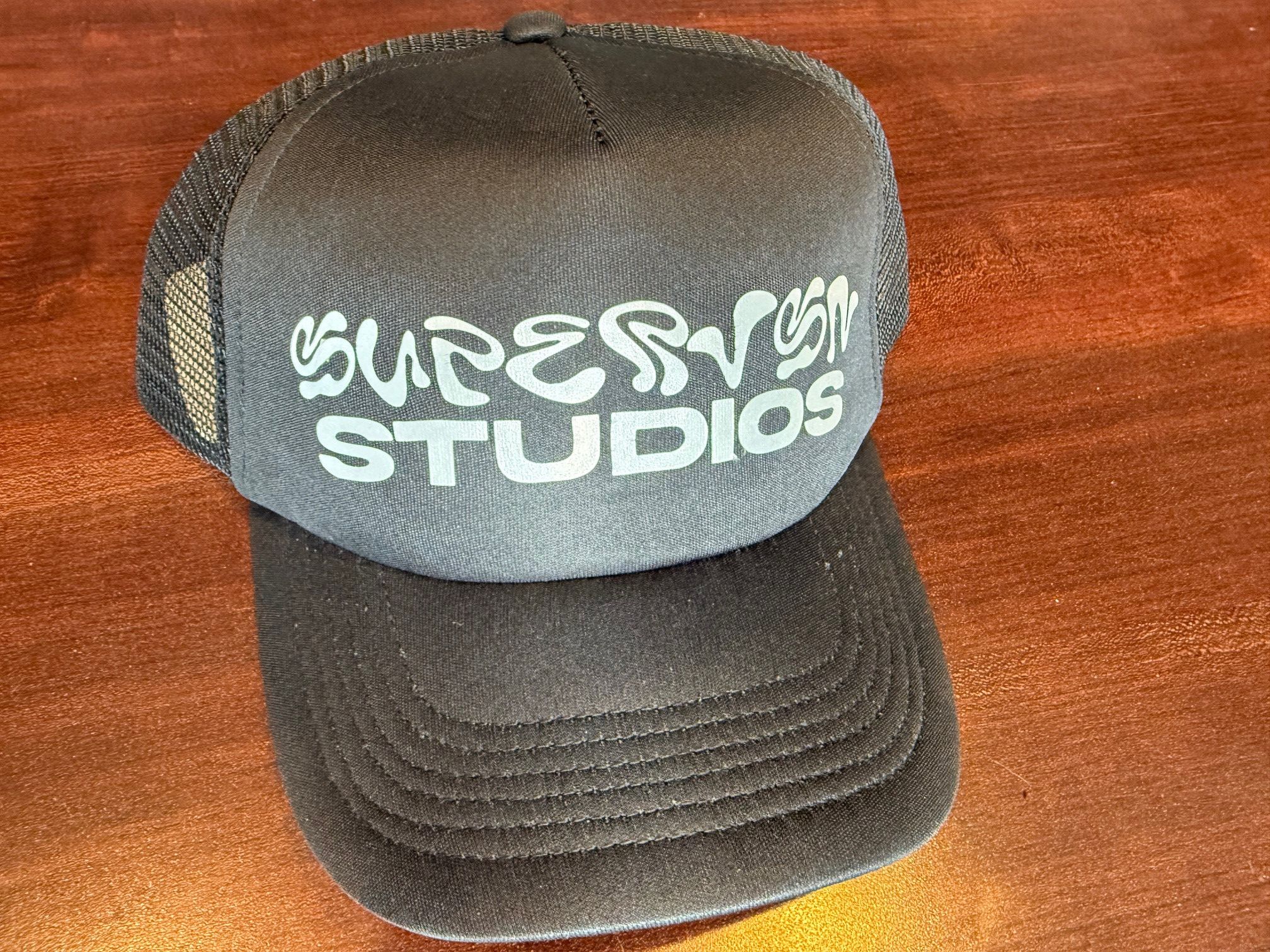 Supervsn Supervsn Wavy logo trucker Hat Size ONE SIZE - 1 Thumbnail
