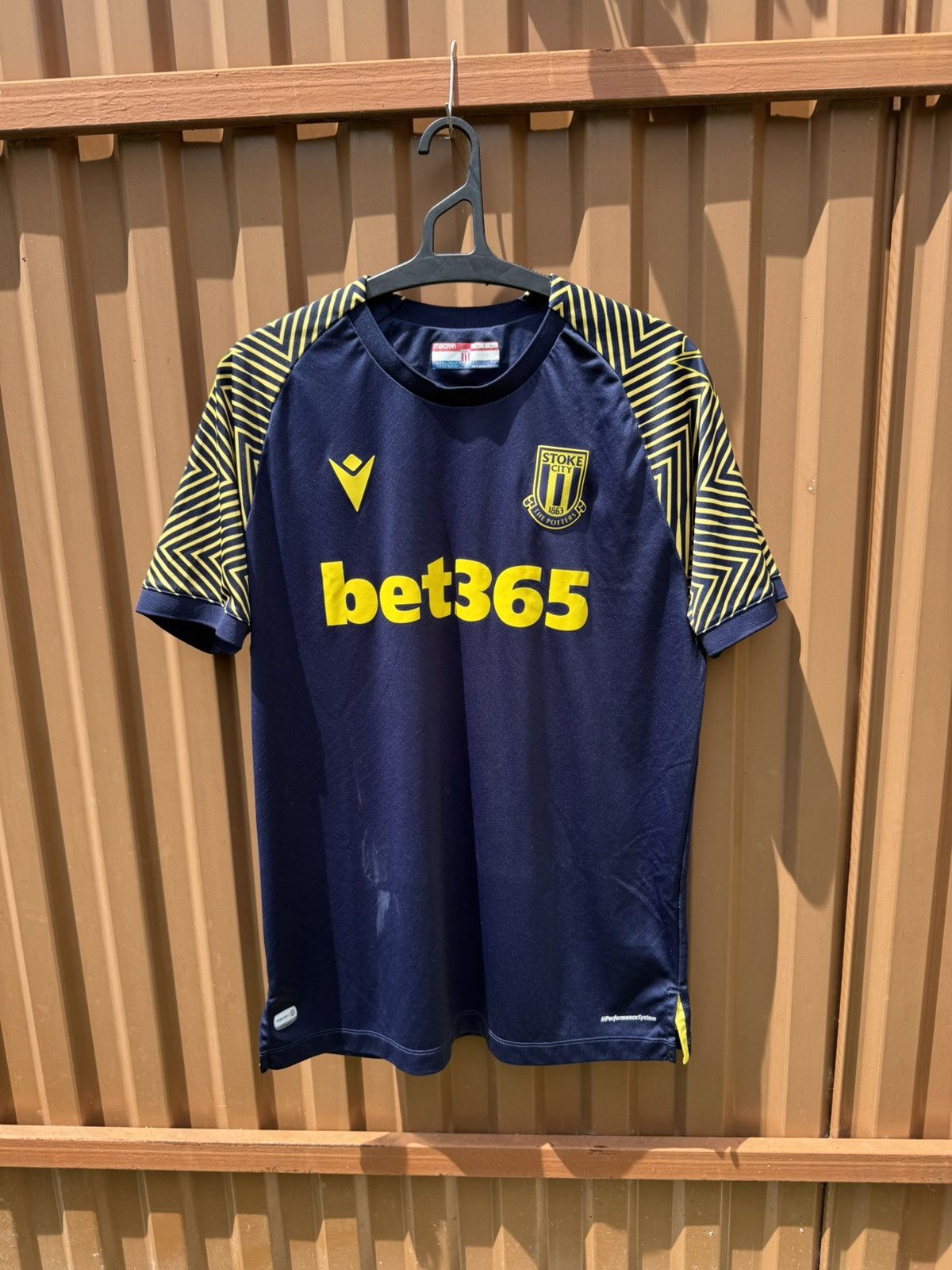 Vintage MACRON STOKE CITY 2019/2020 THIRD FOOTBALL SHIRT JERSEY Size US L / EU 52-54 / 3 - 1 Thumbnail