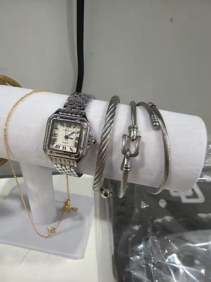 Vintage Vintage 90s black dial luxury style quartz silver watch Size ONE SIZE - 5 Thumbnail