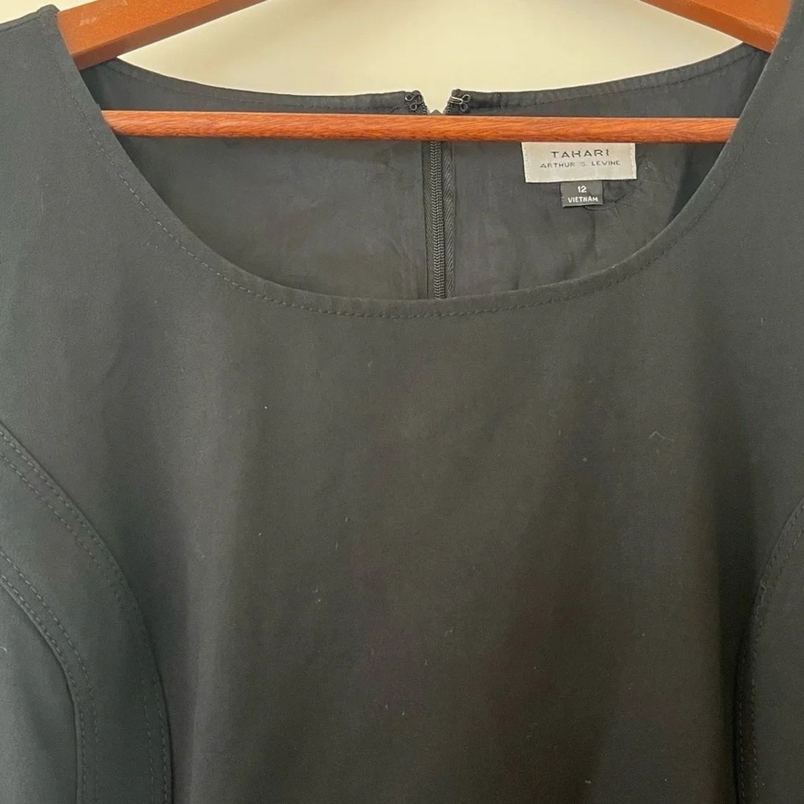 The Unbranded Brand Tahari Arthur S. Levine black dress, size 12. Size XL / US 12-14 / IT 48-50 - 2 Thumbnail