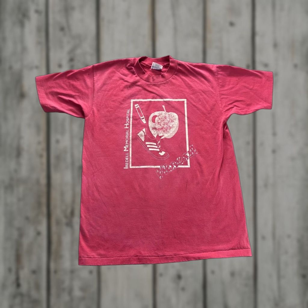 Hanes VINTAGE Hanes T-Shirt Mens Large Red Iredell Memorial Hospital Fitness Walking Club Graphic Print Crew Neck Short Sleeve 50/50 USA 80s Size US L / EU 52-54 / 3 - 1 Thumbnail