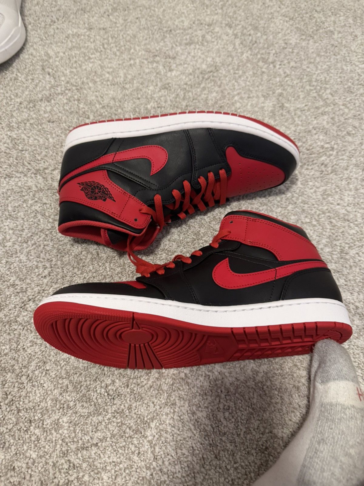 Nike Air Jordan 1 MID Size US 11 / EU 44 - 2 Thumbnail