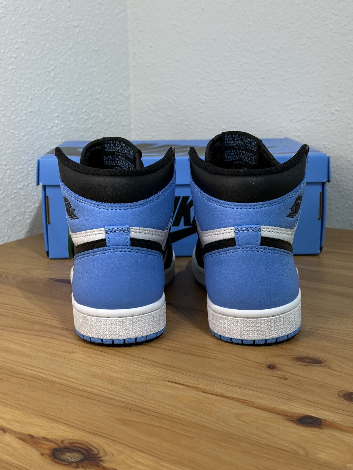 Jordan Brand × Nike Nike Air Jordan 1 Retro High OG UNC Toe size 6 Men/8 Woman Size US 6 / EU 39 - 4 Thumbnail