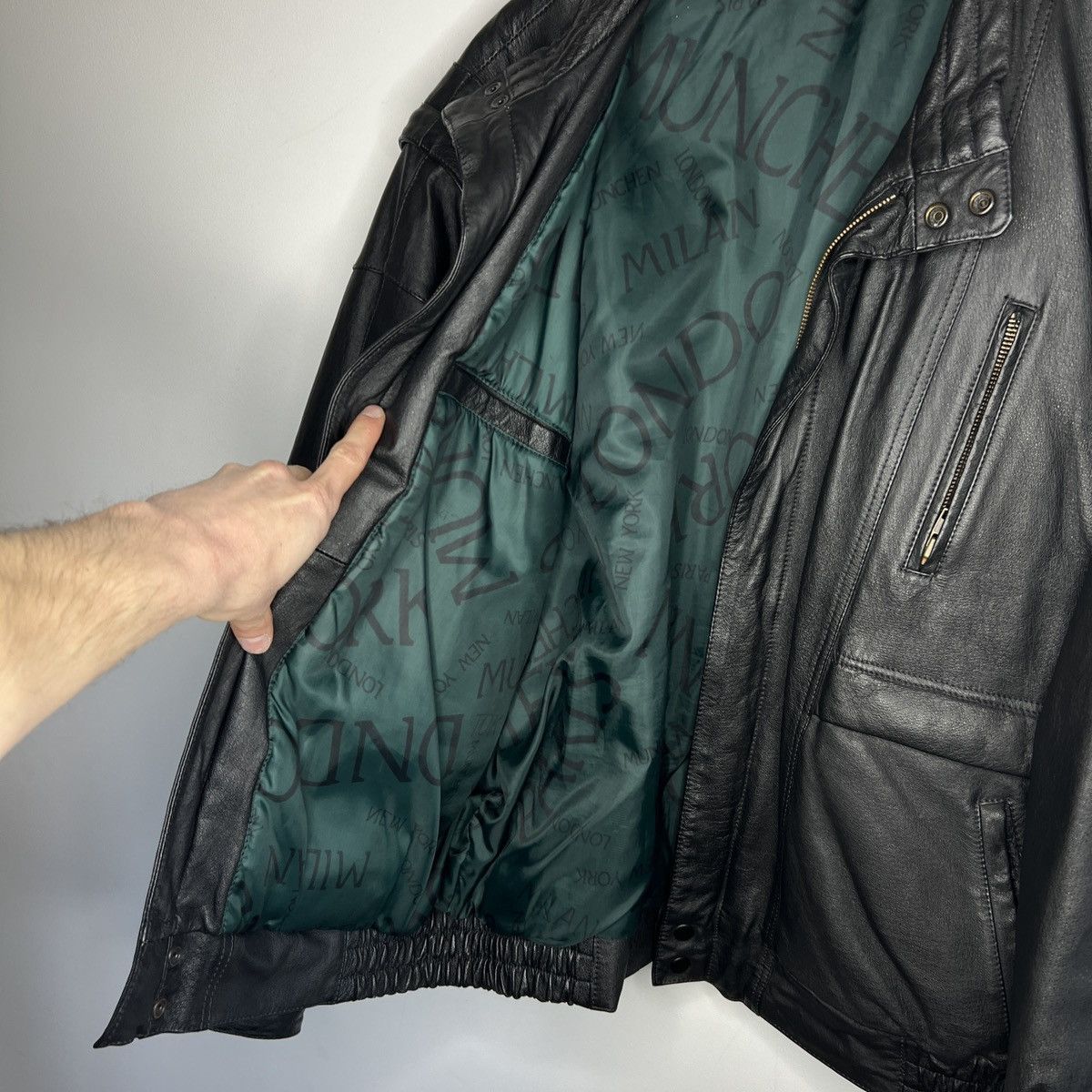 Leather × Vintage Vintage Black Leather Motor Biker Jacket Trucker Genuine Size US L / EU 52-54 / 3 - 9 Thumbnail