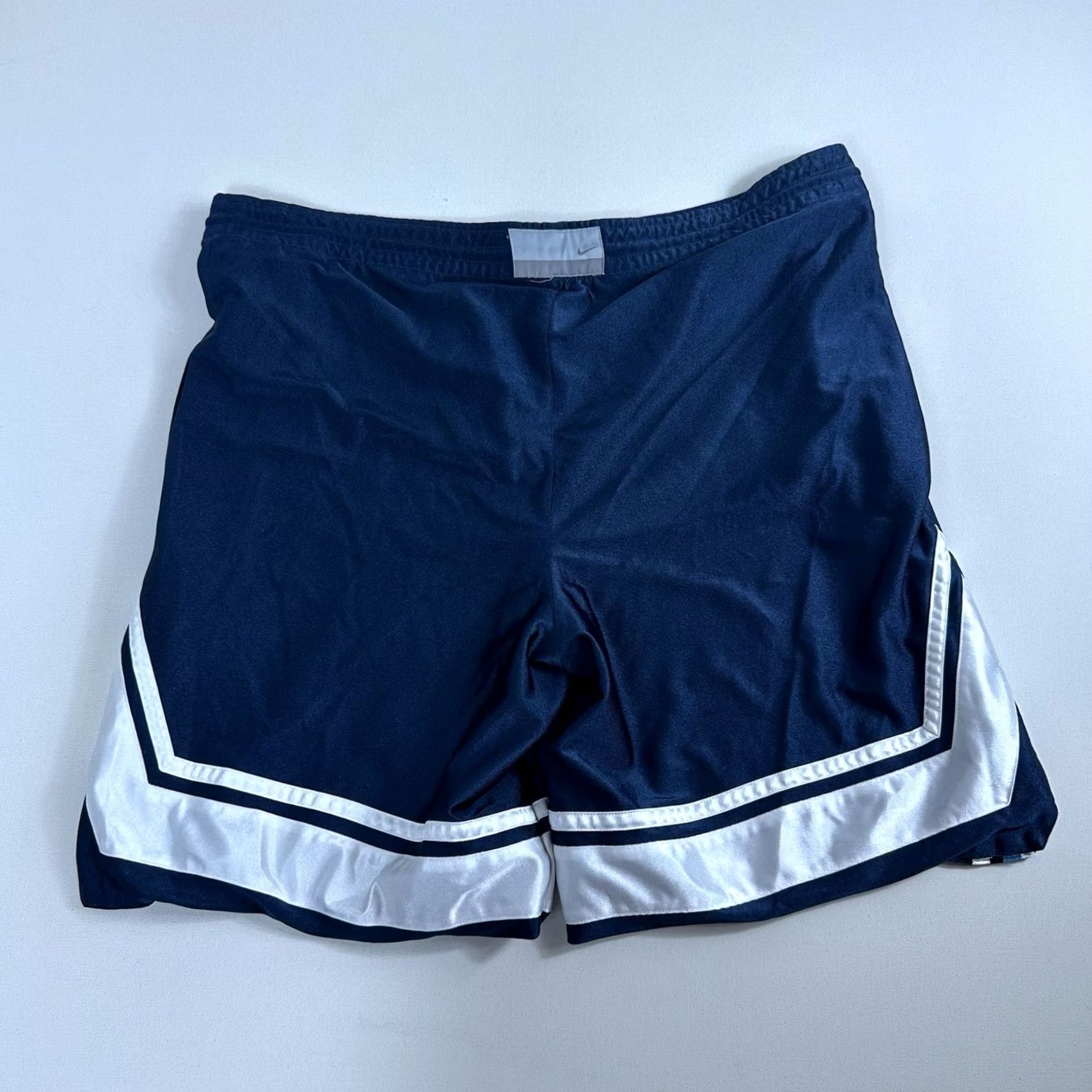 Nike Vintage Nike Basketball Reversible Shorts Mens Size XL Gray Tag Black Active Gym Size US 36 / EU 52 - 2 Thumbnail