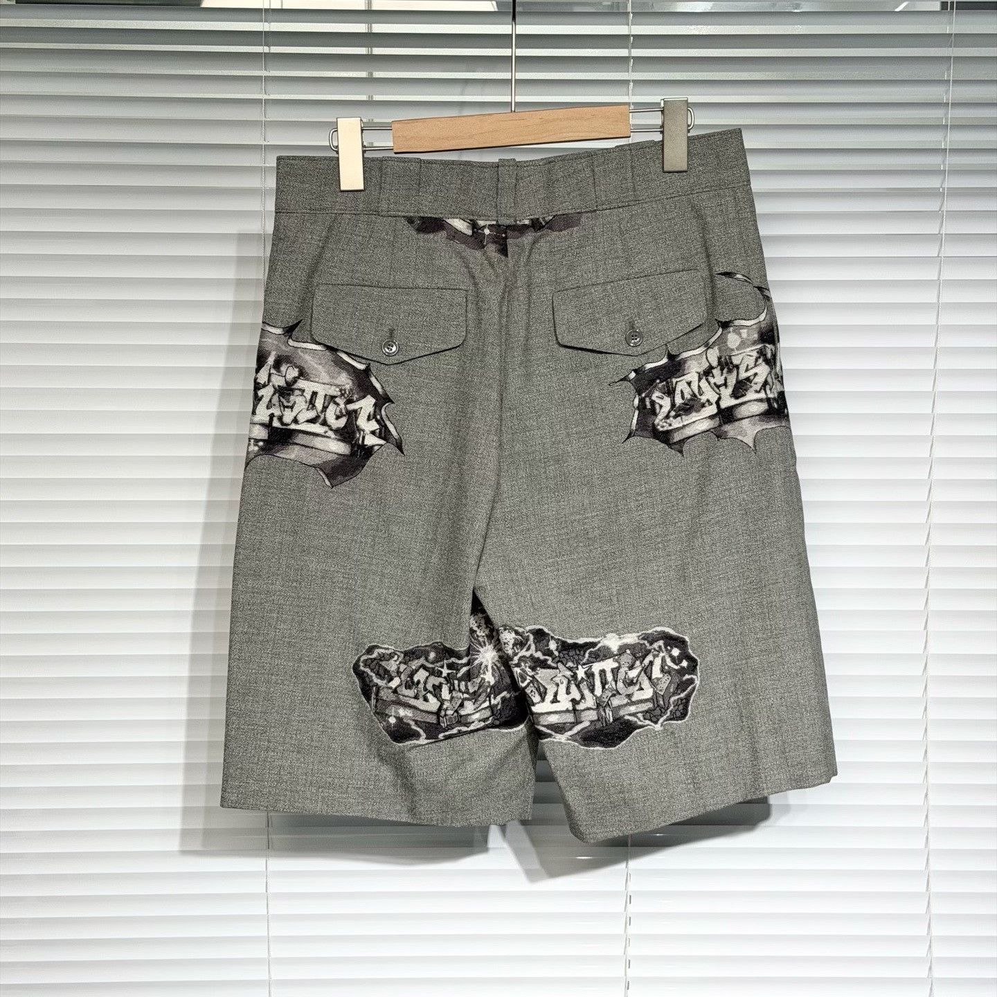 Louis Vuitton LV Gray Graffiti Embroidered Casual Shorts Size US 38 / EU 54 - 2 Thumbnail