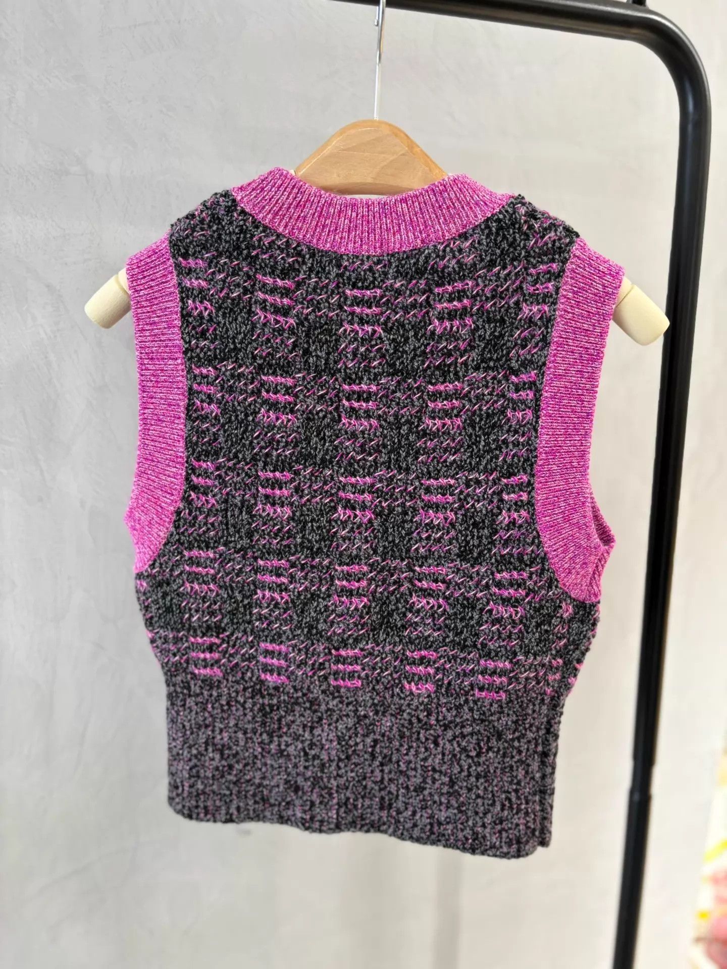 Chanel Chanel 22K Pink Check Cashmere Knit Vest Preserved Size 34 Size XS / US 0-2 / IT 36-38 - 4 Thumbnail