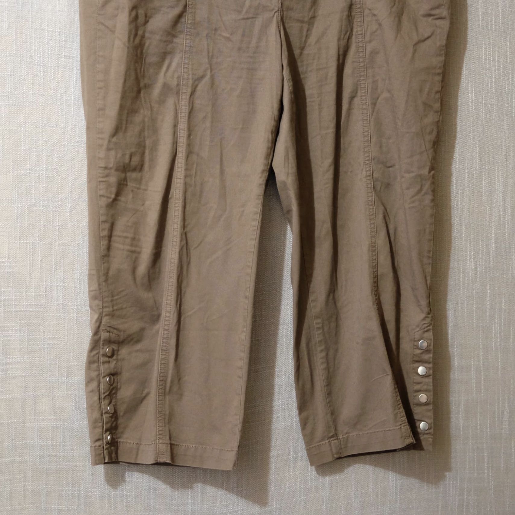 JM Collection JM Collection Capri Pants Stretch Pockets Brown Cuff Button Womens 14 Jeans Pants Capri Womens 14 Brown Pockets Stretch JM Collection Women Capris 14 Size 36" / US 14 / IT 50 - 3 Thumbnail