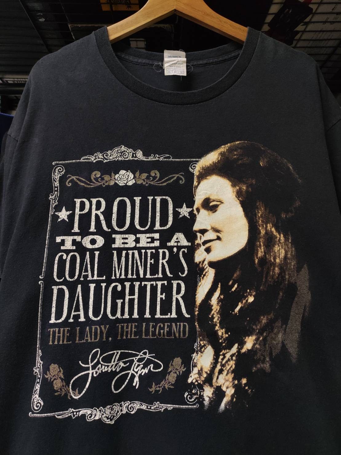 Band Tees Vtg 00's Loretta Lynn "Proud Coal Miner’s Daughter" T-Shirt Size US XL / EU 56 / 4 - 1 Thumbnail