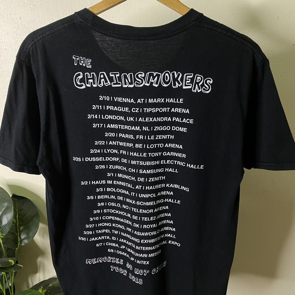 Band Tees The Chainsmokers Memories...Do Not Open 2018 Tour Tee Size US M / EU 48-50 / 2 - 5 Thumbnail