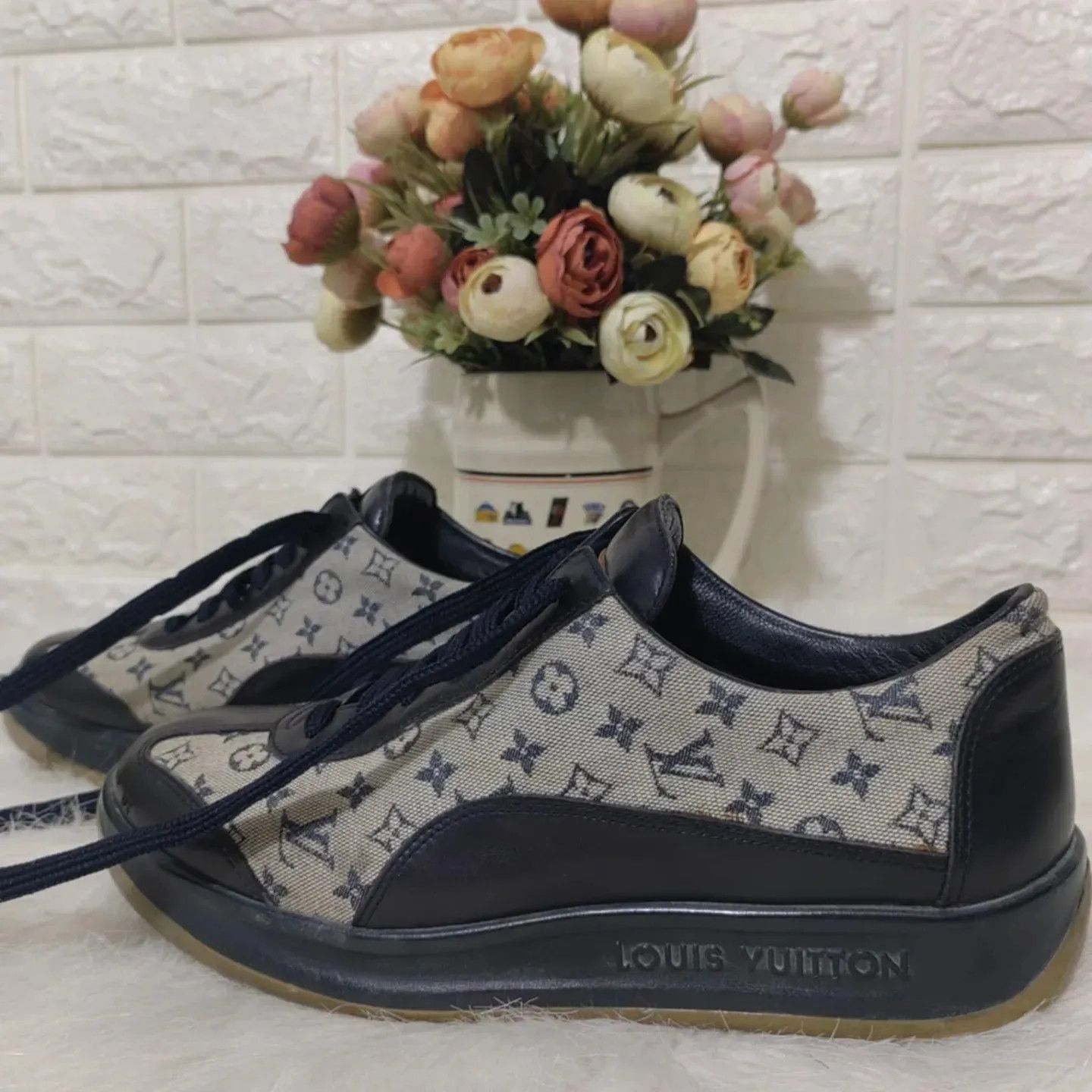 Louis Vuitton LOUIS VUITTON LV LEATHER LOW TOP MONOGRAM SNEAKERS Size US 5 / EU 37 - 1 Thumbnail