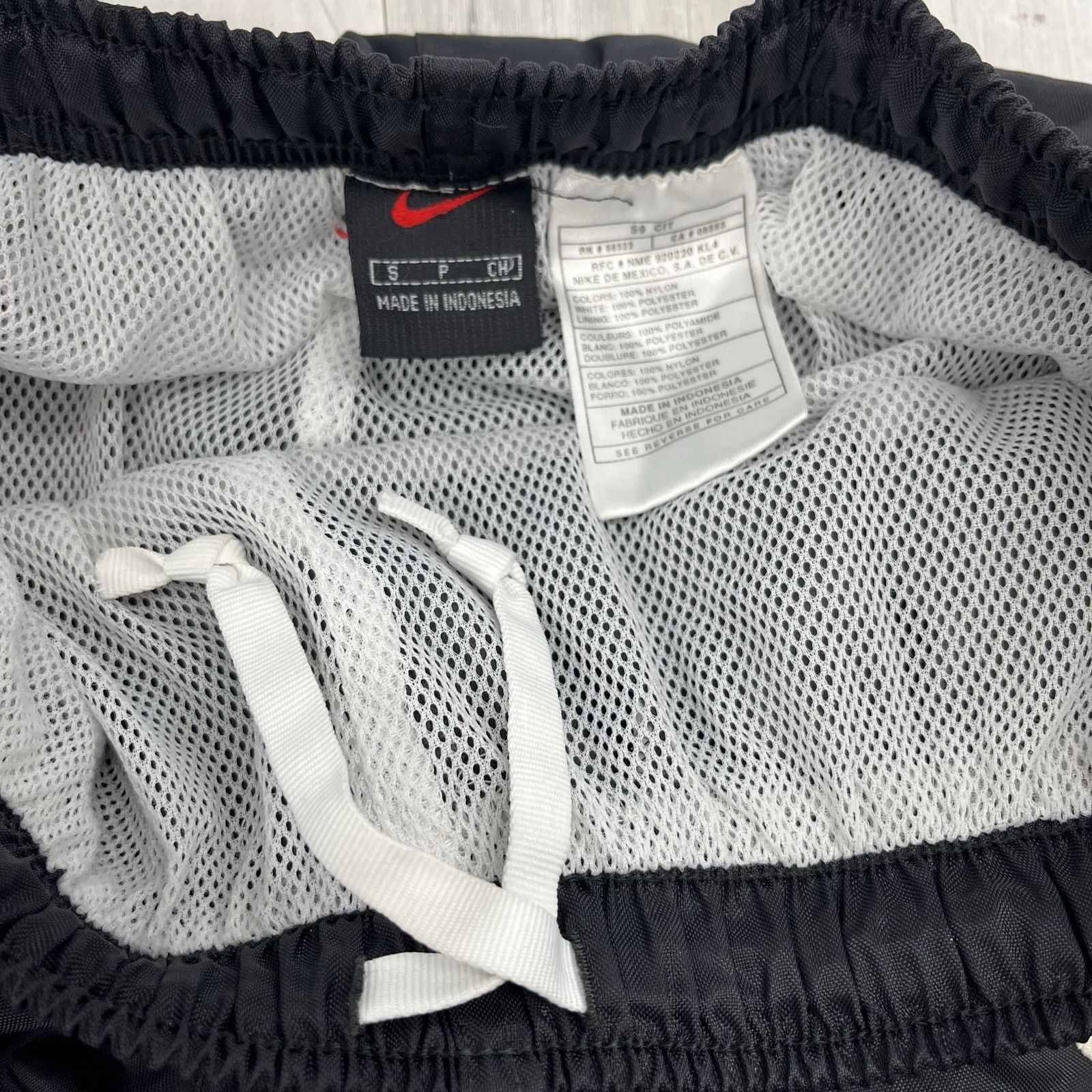Nike Nike Vintage 90s Nylon Swish Track Pants Small Size US 27 - 7 Thumbnail