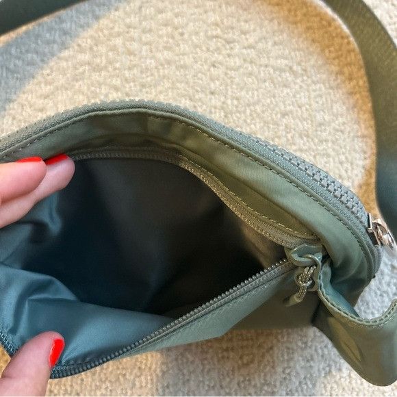 Lululemon New Lululemon Wear everywhere Belt Bag Green Size ONE SIZE - 15 Thumbnail