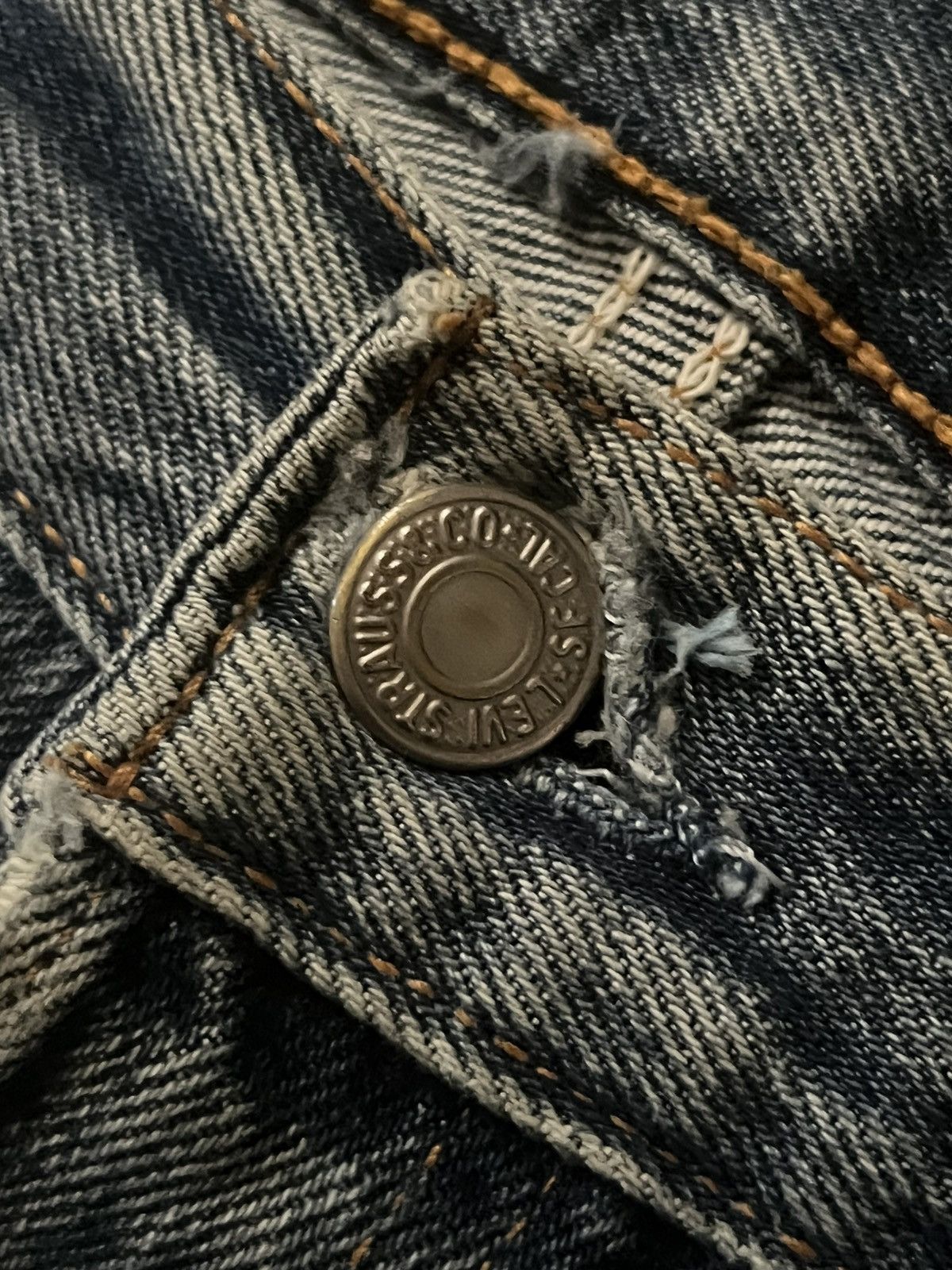 Levi's ⚡️Vintage⚡️90s Levi’s 501 Blue Wash Buttonfly Distressed Jeans Size US 33 - 7 Thumbnail