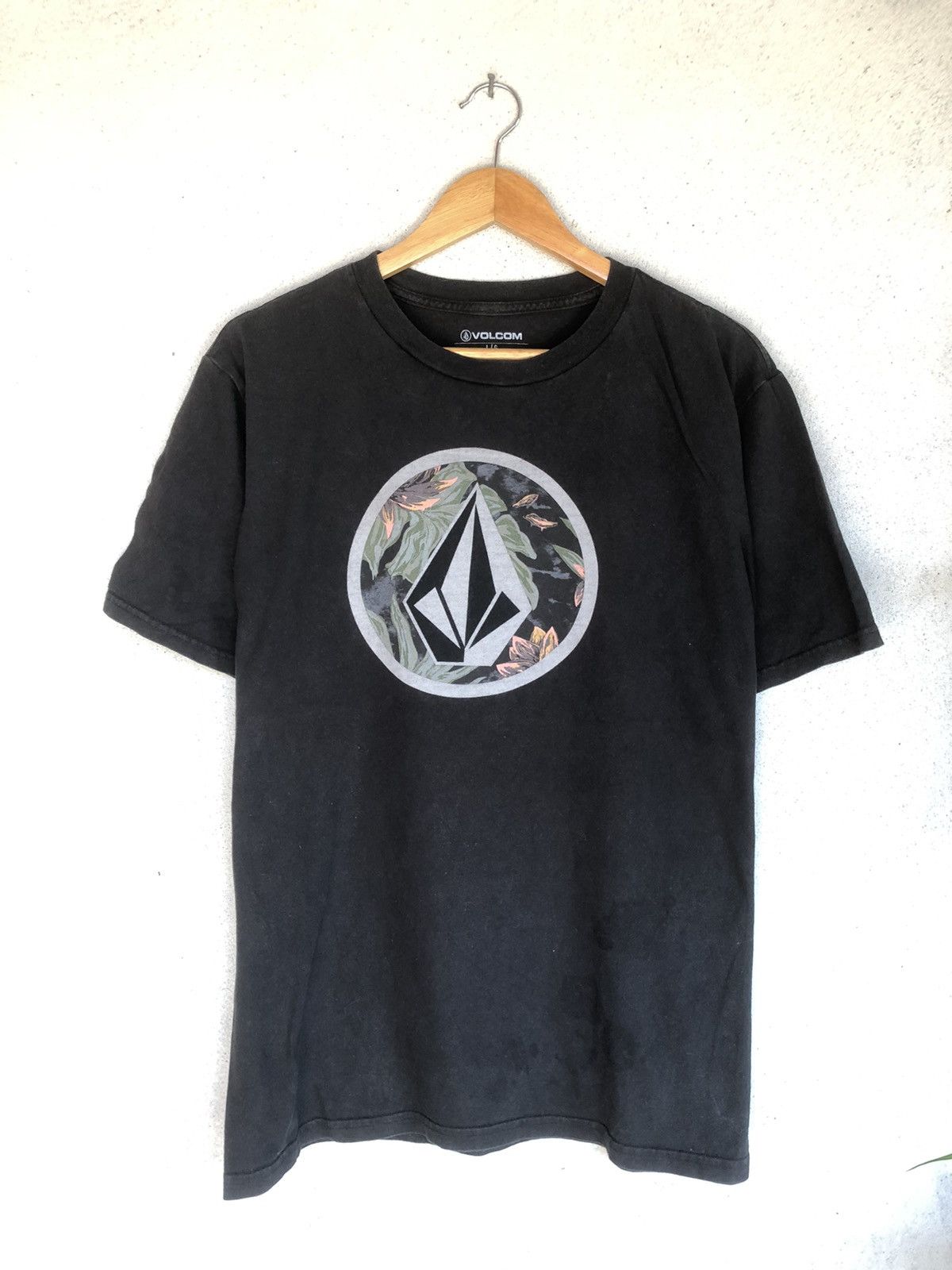 Japanese Brand × Quiksilver × Vintage Volcom Circle Stone Big Logo Skate Surf Tshirt Size US L / EU 52-54 / 3 - 1 Thumbnail