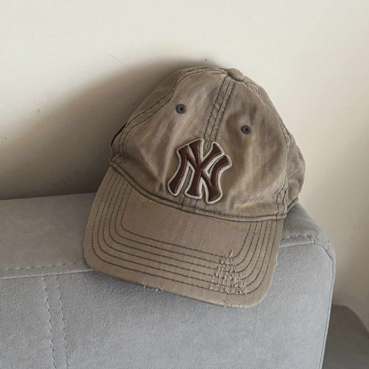 If Six Was Nine × Le Grande Bleu (L.G.B.) × New York Yankees Vintage New York Yankees Faded and Distressed Brown Logo Cap Size ONE SIZE - 2 Thumbnail