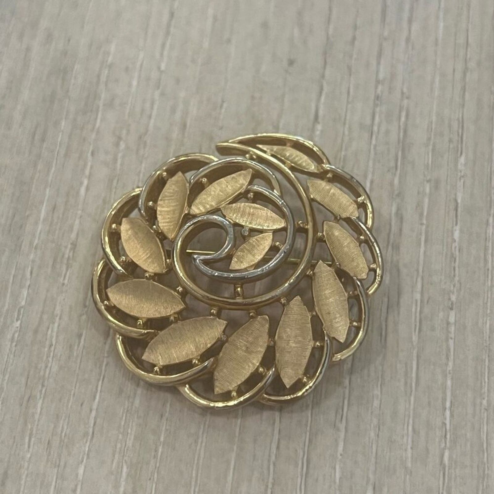 Vintage VINTAGE GOLD TONE TRIFARI PIN BROOCH Size ONE SIZE - 1 Thumbnail