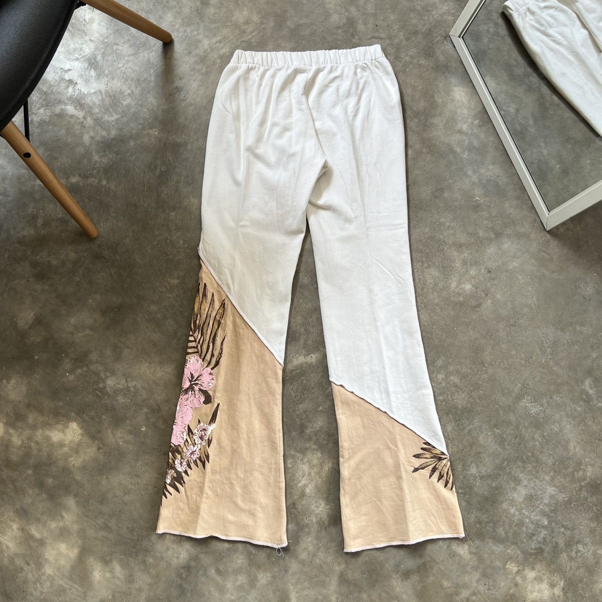 Japanese Brand 2000s Camp the blue Japanese floral flare sweatpants Size 27" / US 4 / IT 40 - 2 Thumbnail