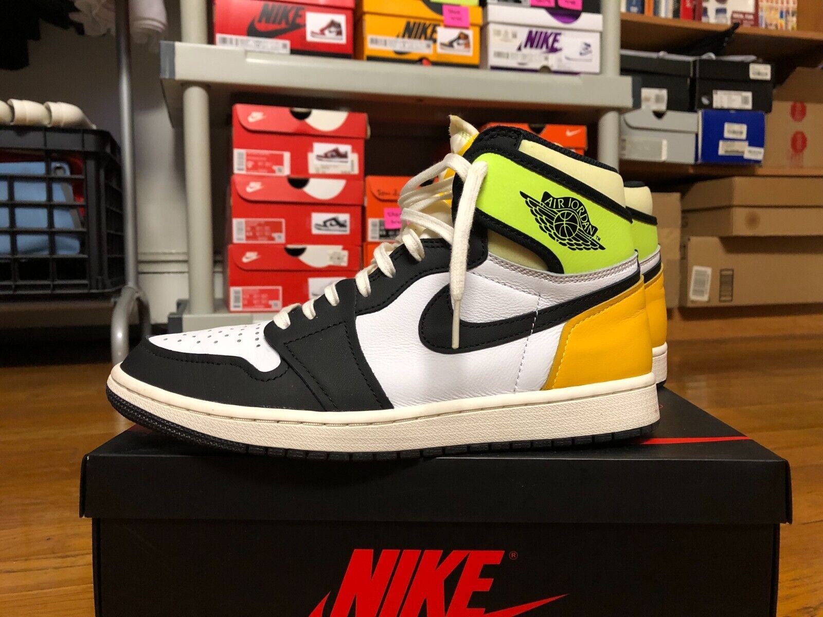 Nike *USED* Nike Air Jordan 1 Retro High OG Volt Gold size 9 Size US 9 / EU 42 - 3 Thumbnail