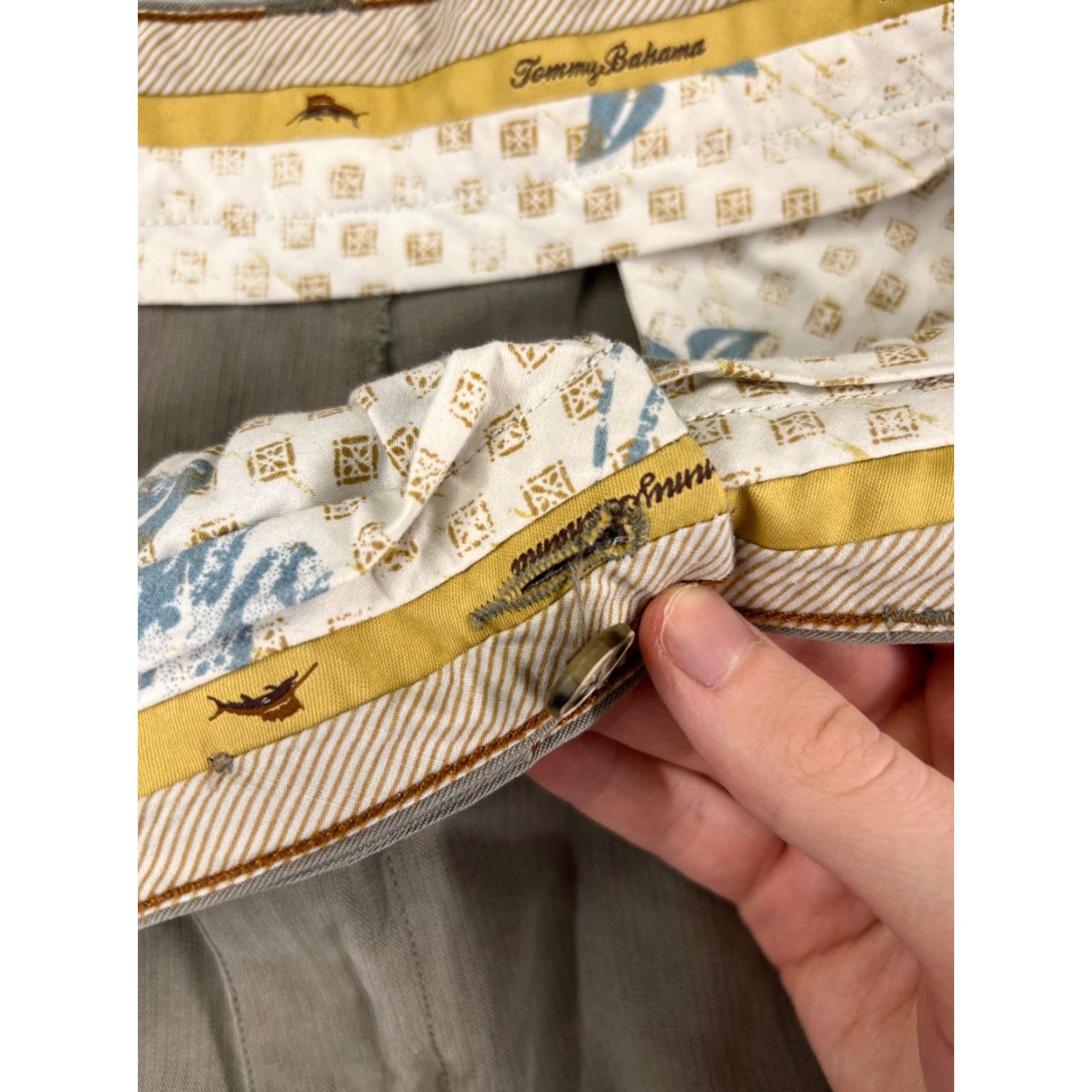 Tommy Bahama Tommy Bahama Shorts Men 40 Beige Bermuda Silk Pleated Beach Resort Vacation Chino Casual Pockets Logo 100% Silk Vintage No Size US 40 / EU 56 - 3 Thumbnail