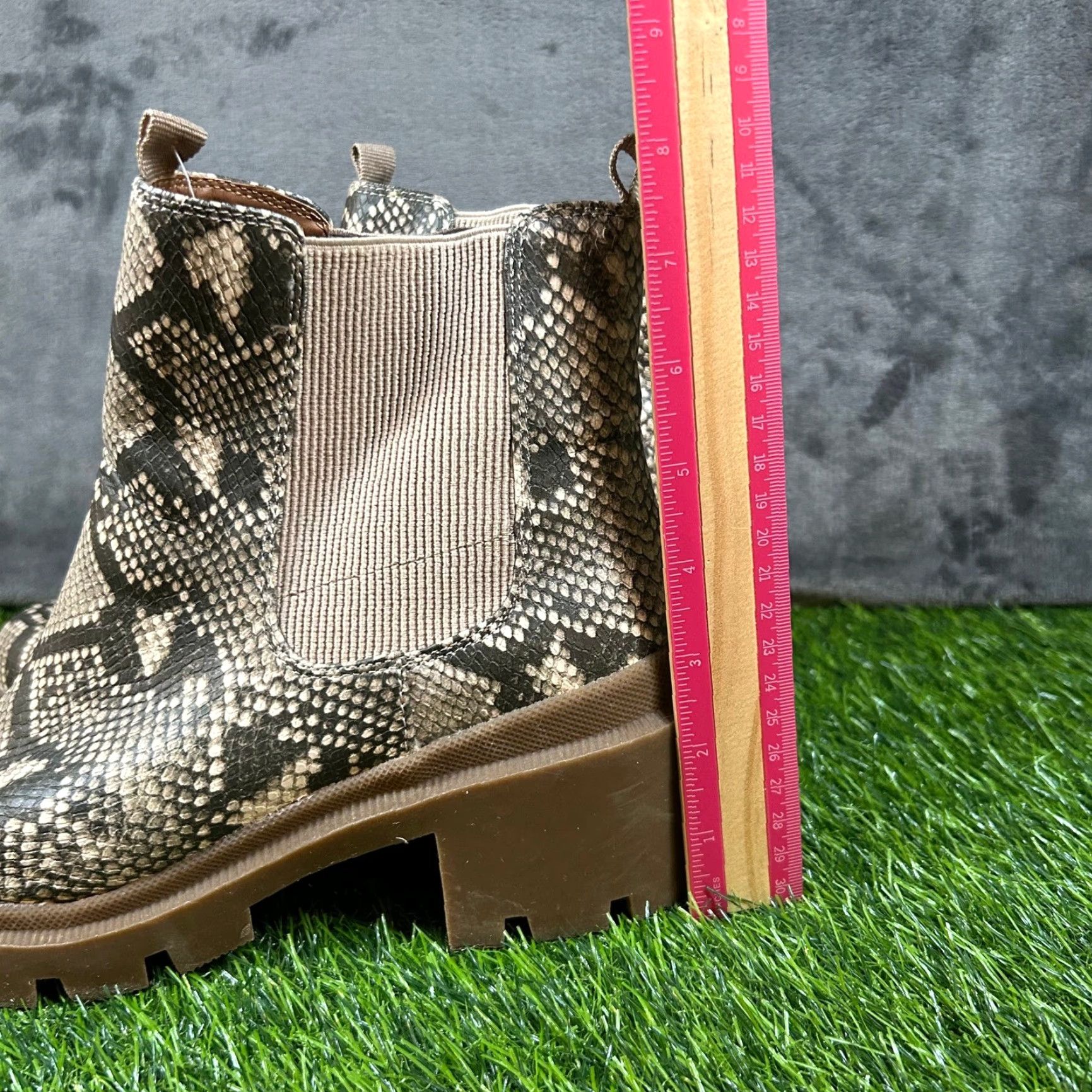 Vintage VINTAGE? No. Universal Thread Snakeskin Ankle Boots Lug Sole Chelsea Booties Womens Size 11 Size US 11 / IT 41 - 5 Thumbnail