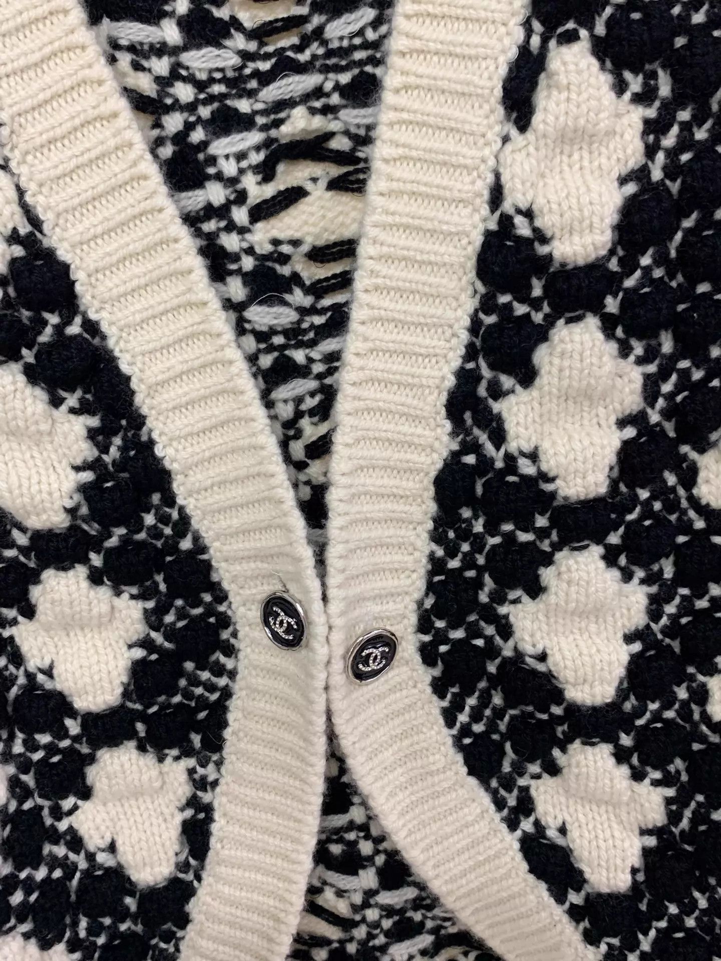 Chanel CHANEL B&W Colorblock Floral Knit Vest Cardigans Women's Size XS / US 0-2 / IT 36-38 - 2 Thumbnail