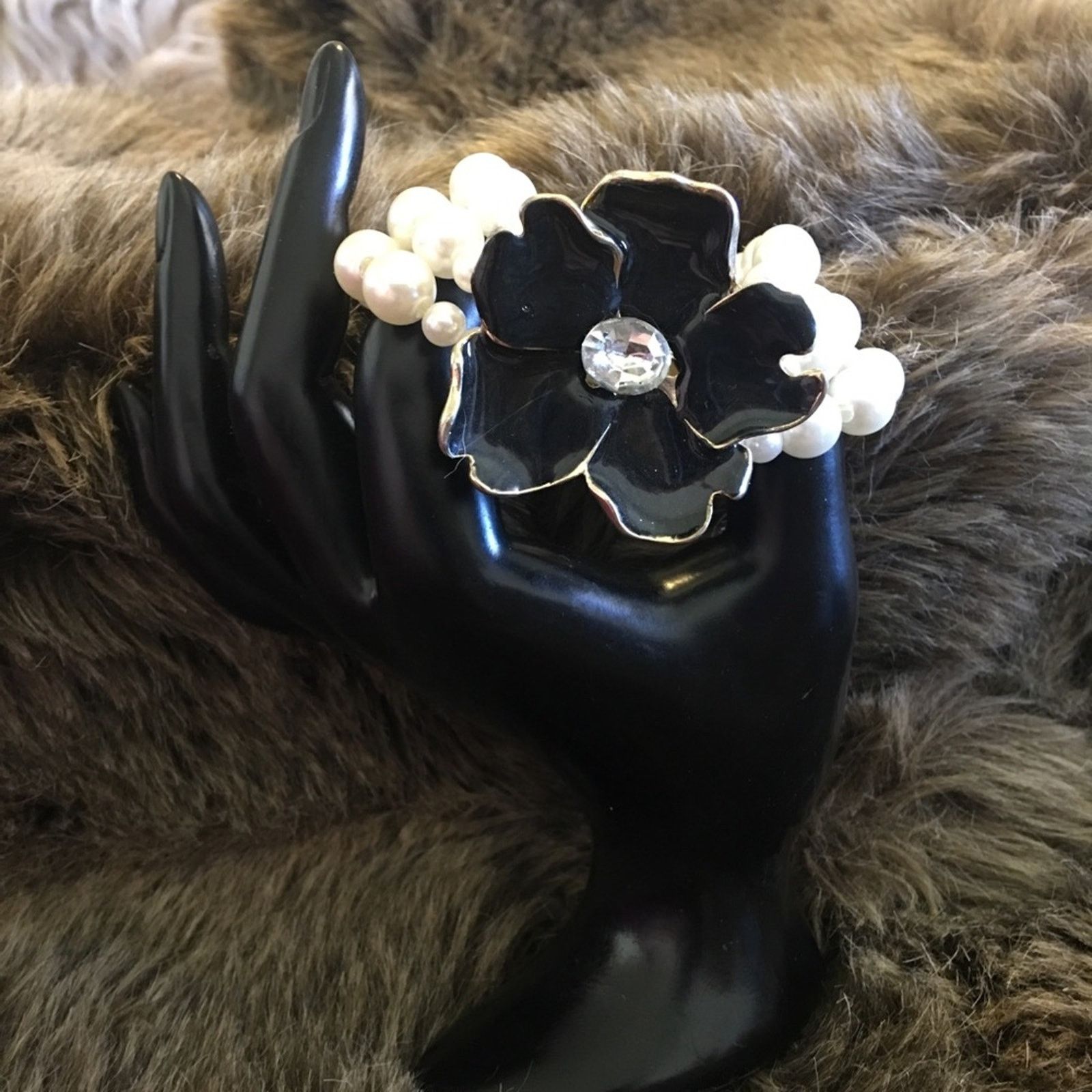 Jewelry Triple strand pearl enamel flower stretch bracelet Size ONE SIZE - 2 Thumbnail
