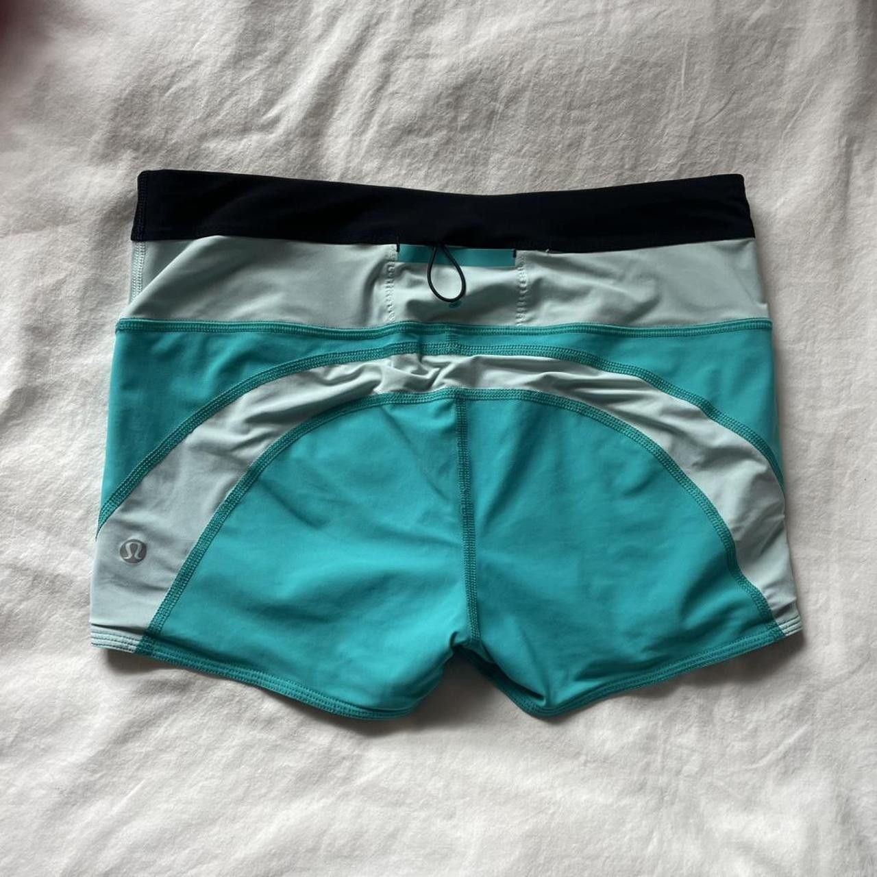 Lululemon 2000s Reversible Lululemon Mini Shorts Size 8 Size 30" / US 8 / IT 44 - 2 Thumbnail