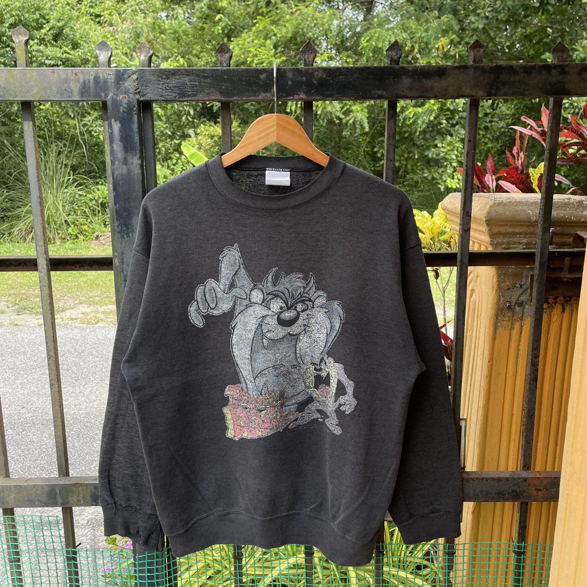 Vintage 🔥Vintage 90s Tazmania Big Logo Faded Distress Sweatshirts Size US M / EU 48-50 / 2 - 1 Thumbnail