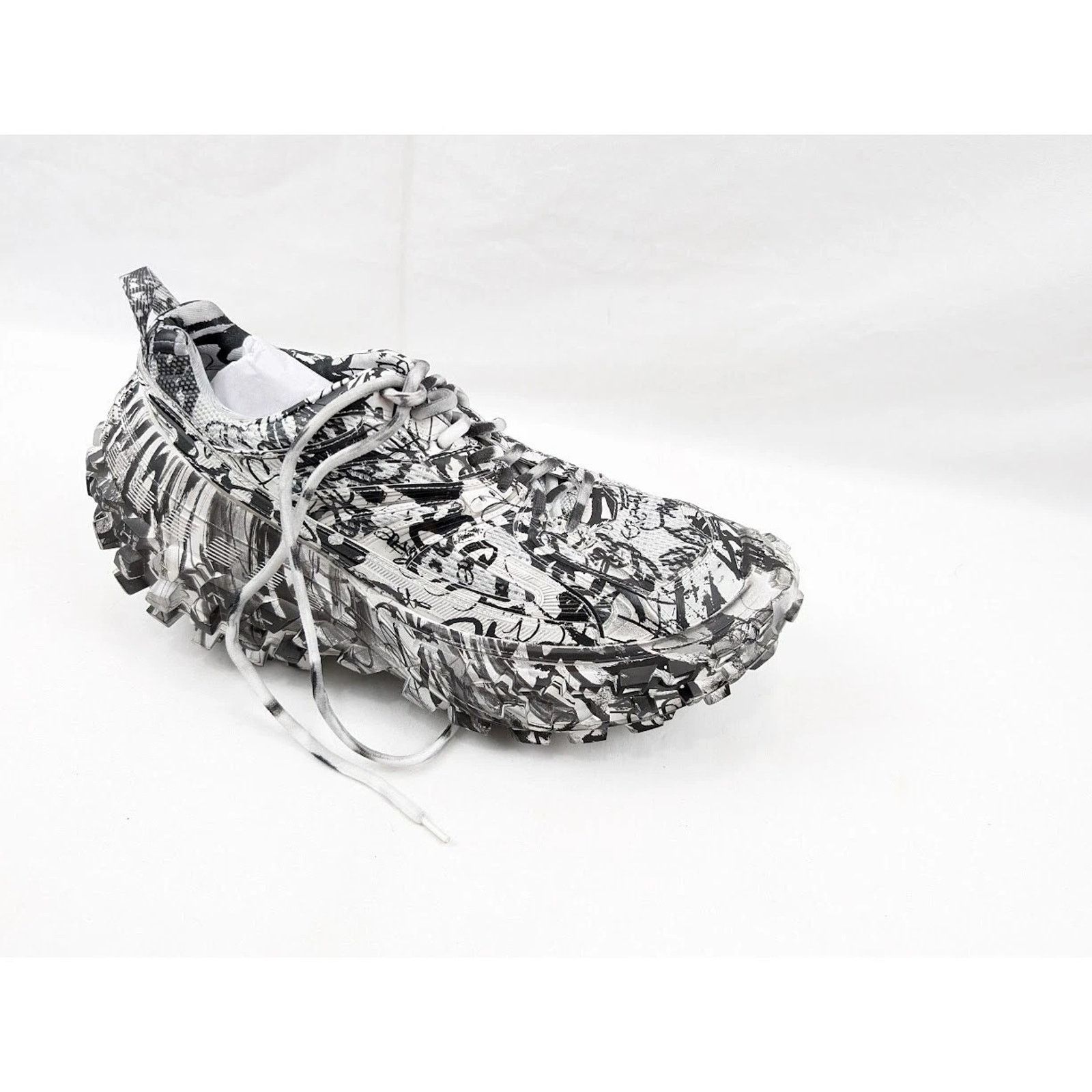 Balenciaga o1rshd1 Q:2 / Bouncer Extreme Graffiti Print in White/Black Size US 11 / EU 44 - 1 Thumbnail