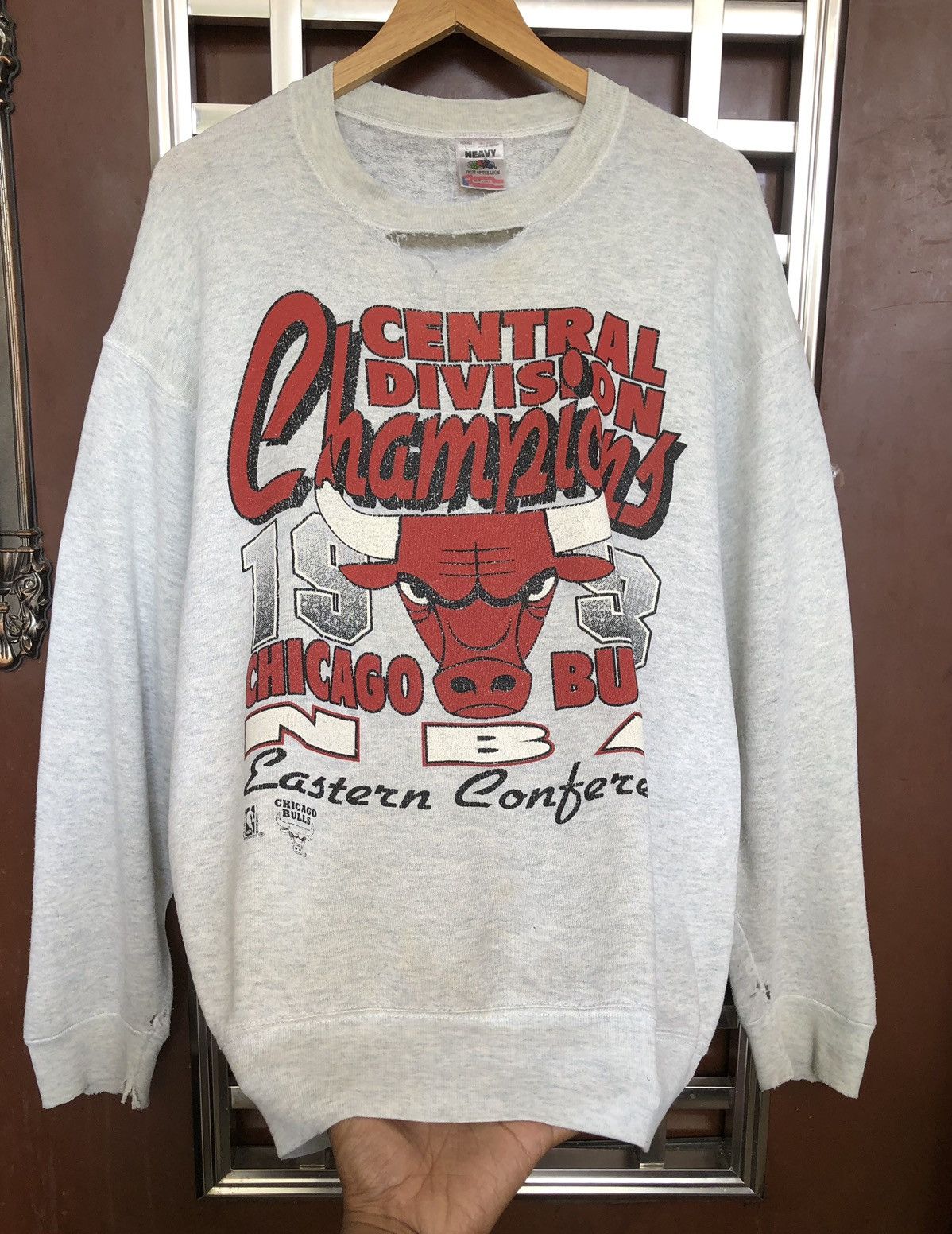 Vintage 👹Vintage 90s THRASHED Chicago Bulls NBA Champion Crewneck Size US L / EU 52-54 / 3 - 6 Thumbnail
