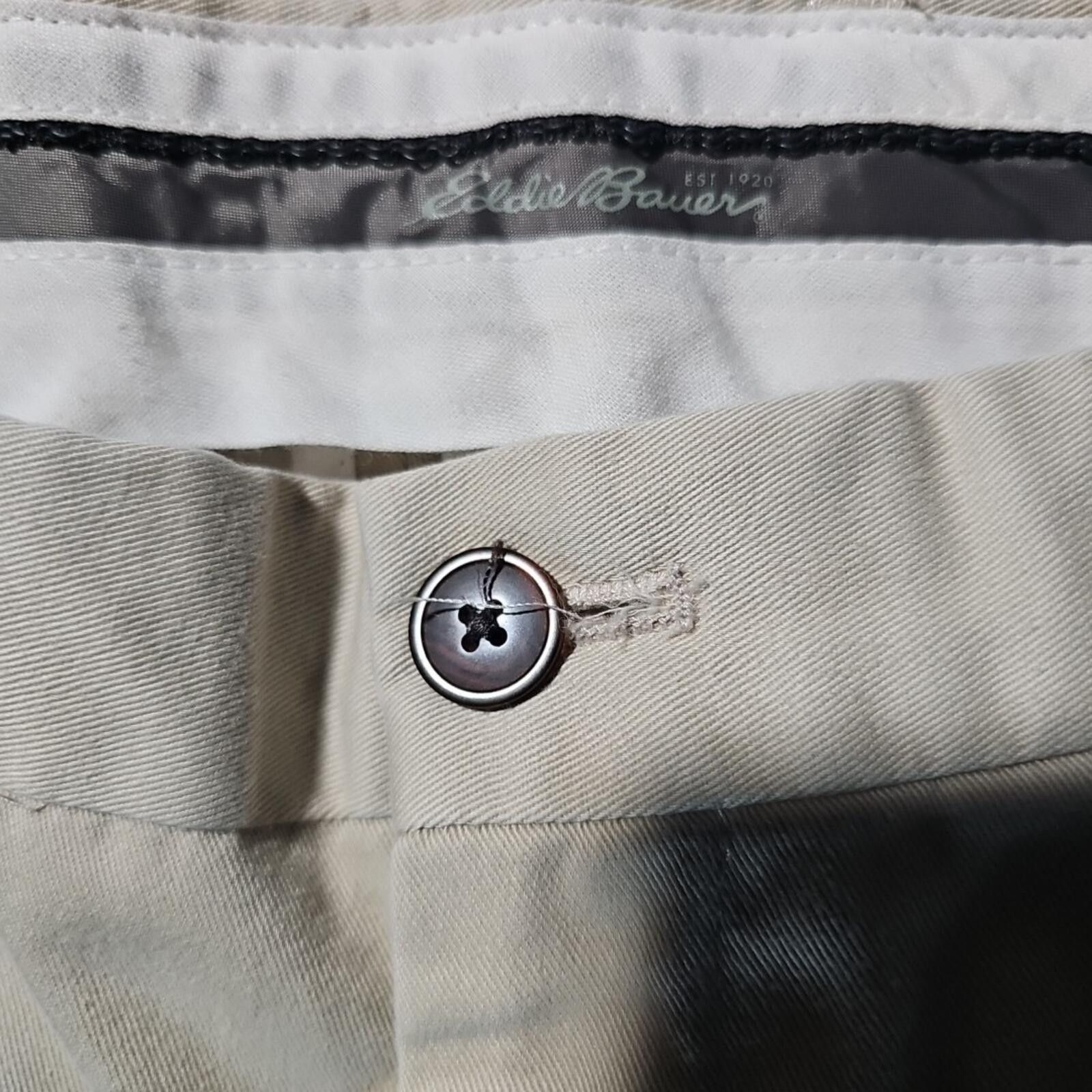 Eddie Bauer Eddie Bauer Wrinkle Free Relaxed Fit 34 Light Khakis Size US 34 / EU 50 - 2 Thumbnail