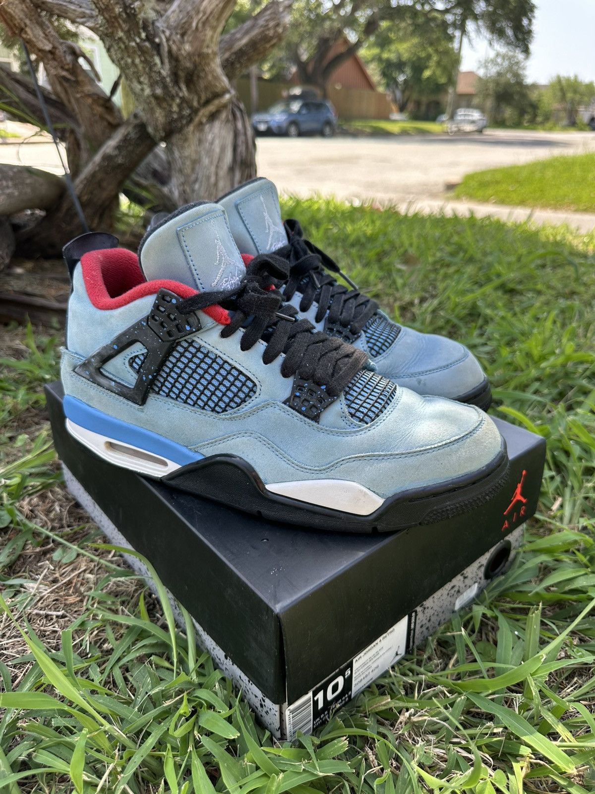 Travis Scott Jordan 4