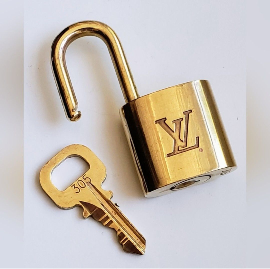 Louis Vuitton Vintage Louis Vuitton padlock, #305 (made before '09) Size ONE SIZE - 1 Thumbnail