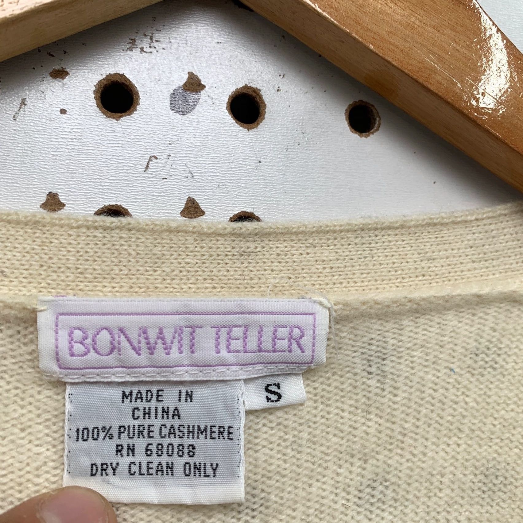 Vintage VINTAGE Bonwit Teller Cardigan Sweater Womens Small Beige 100% Cashmere Button V-Neck Knit Winter Fall Spring Womens Size S / US 4 / IT 40 - 5 Thumbnail