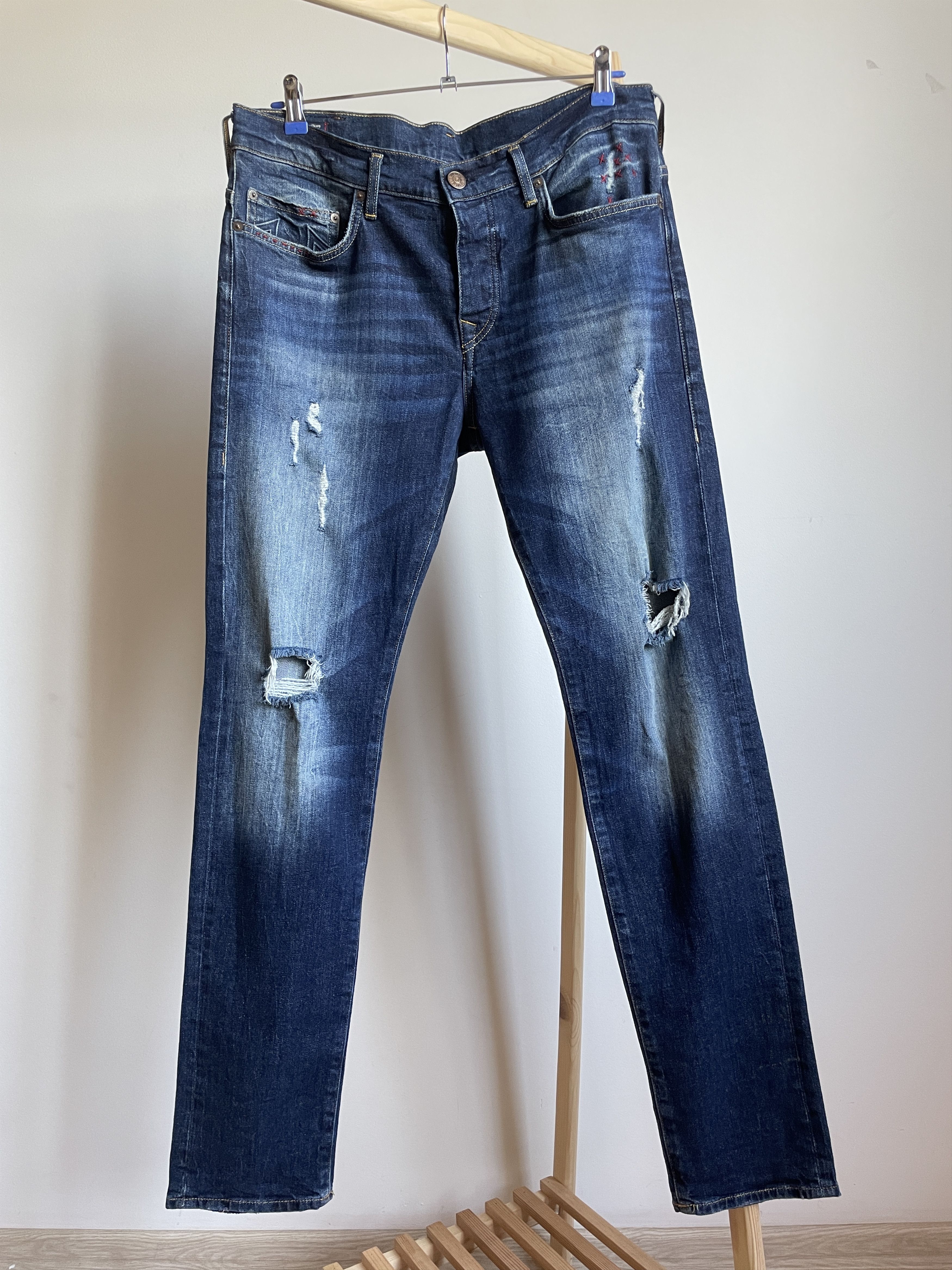 True Religion True Religion Rocco Relaxed Skinny Distressed Denim Size 34 Size US 34 / EU 50 - 1 Thumbnail